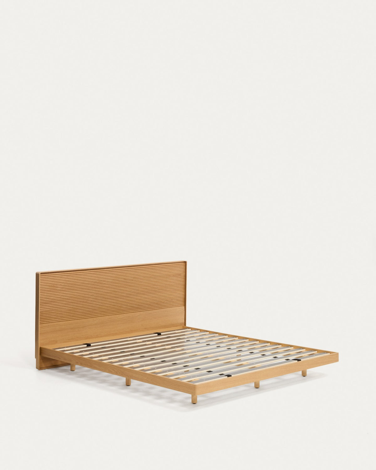 Bett Norlen aus Eichenfurnier mit naturfarbenem Finish und LED-Licht für Matratzen 180 x 200 cm FSC Mix Credit in Braun präsentiert im Onlineshop von KAQTU Design AG. Bett ist von Kave Home