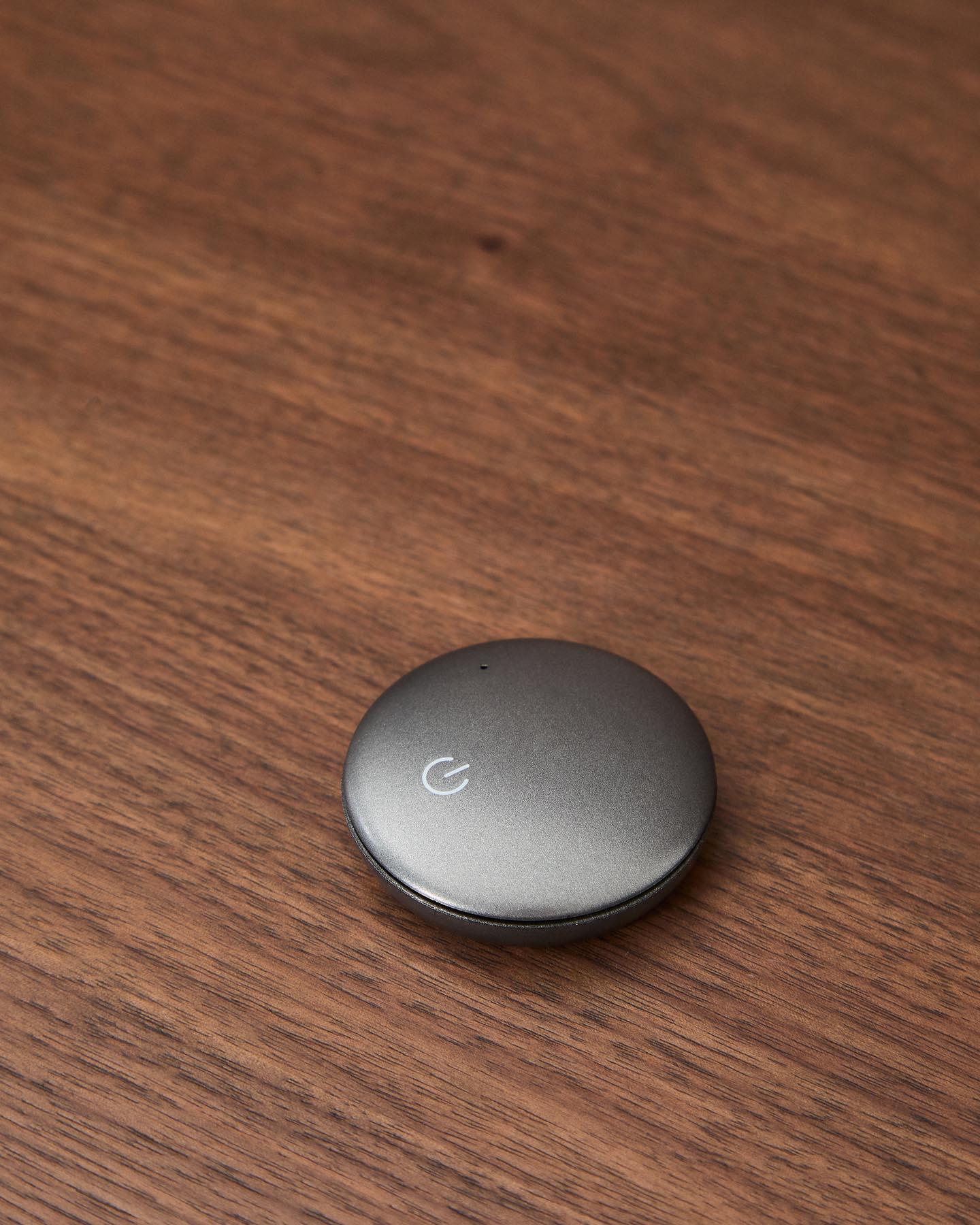 Bett Norlen aus Nussbaumfurnier mit dunklem Finish und LED-Licht für Matratzen 160 x 200 cm FSC Mix Credit in Dunkelbraun präsentiert im Onlineshop von KAQTU Design AG. Bett ist von Kave Home