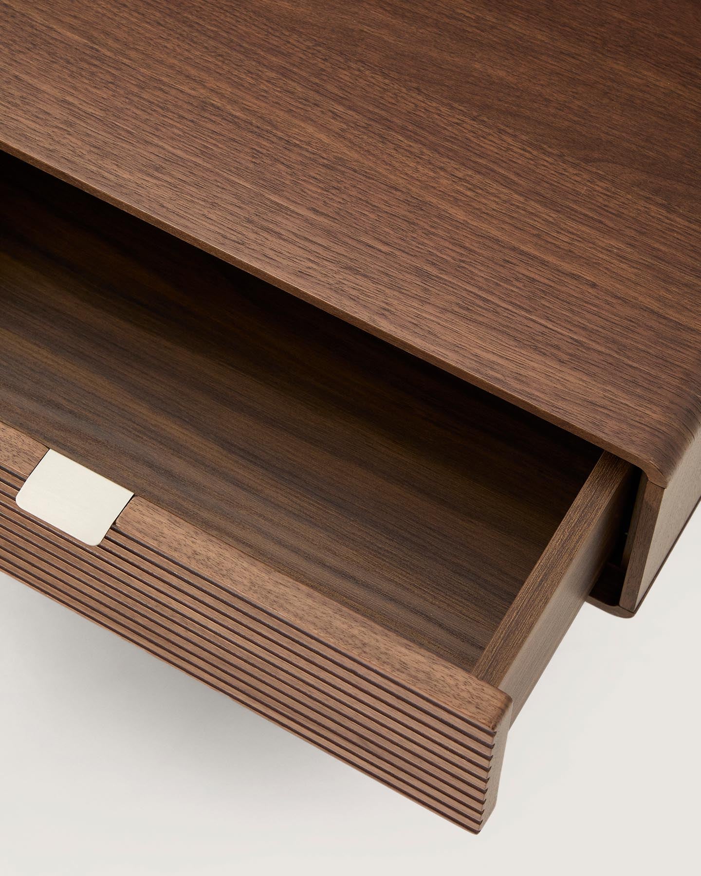Bettkopfteil Norlen mit zwei Nachttischen aus Nussbaumfurnier mit dunklem Finish und LED-Licht für Betten bis 160 cm, FSC Mix Credit in Dunkelbraun präsentiert im Onlineshop von KAQTU Design AG. Kopfteile ist von Kave Home