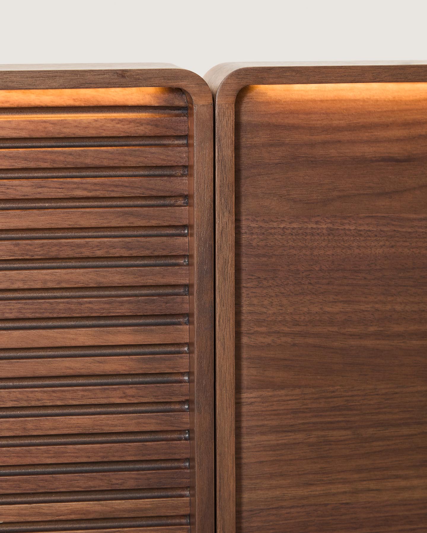 Bettkopfteil Norlen mit zwei Nachttischen aus Nussbaumfurnier mit dunklem Finish und LED-Licht für Betten bis 160 cm, FSC Mix Credit in Dunkelbraun präsentiert im Onlineshop von KAQTU Design AG. Kopfteile ist von Kave Home
