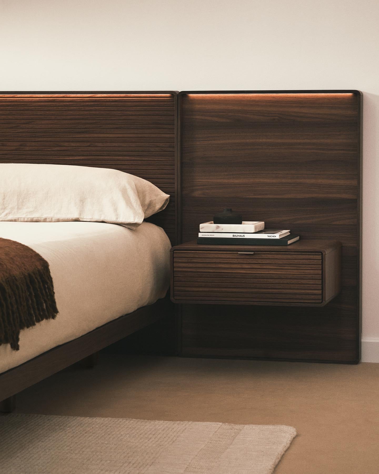 Bettkopfteil Norlen mit zwei Nachttischen aus Nussbaumfurnier mit dunklem Finish und LED-Licht für Betten bis 160 cm, FSC Mix Credit in Dunkelbraun präsentiert im Onlineshop von KAQTU Design AG. Kopfteile ist von Kave Home