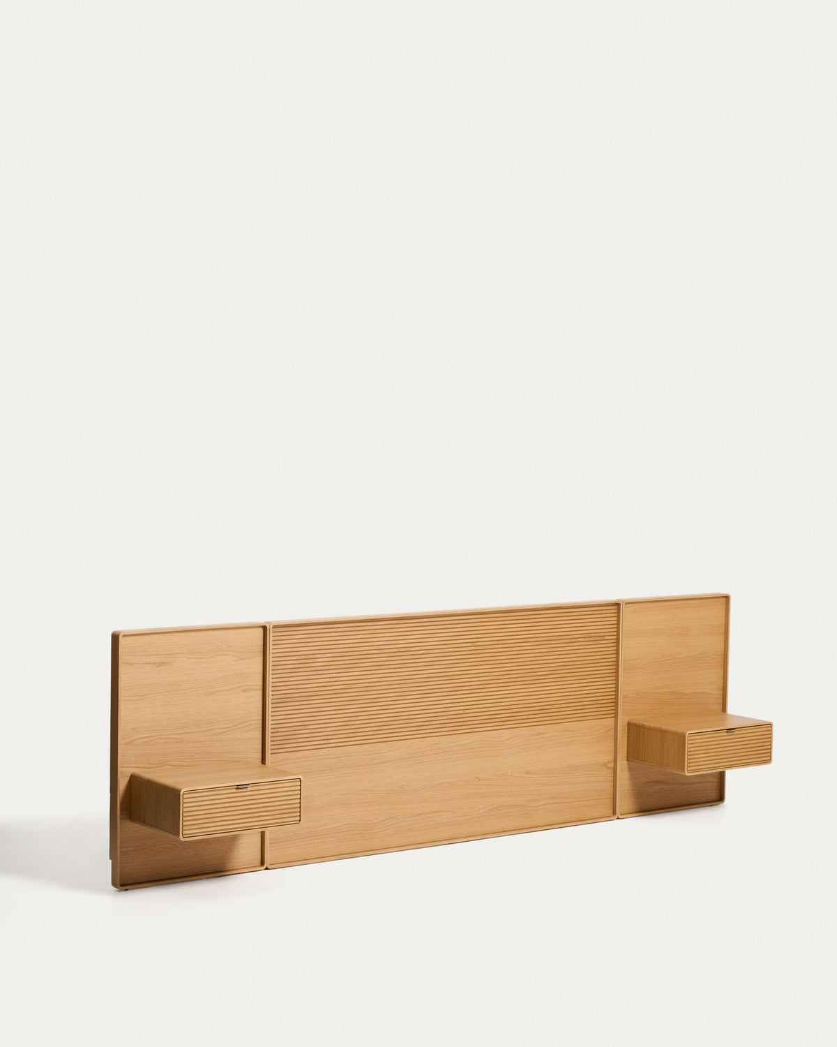 Bettkopfteil Norlen mit 2 Nachttischen aus Eichenfurnier mit naturfarbenem Finish und LED-Licht für Betten bis zu 160 cm FSC Mix Credit in Braun präsentiert im Onlineshop von KAQTU Design AG. Kopfteile ist von Kave Home