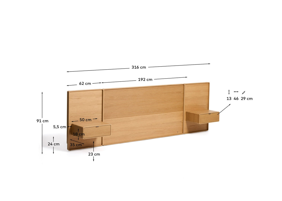 Bettkopfteil Norlen aus Eichenfurnier mit horizontaler Linienfräsung, LED-Lichtband und zwei integrierten Nachttischen mit Schublade und Metallgriffen.