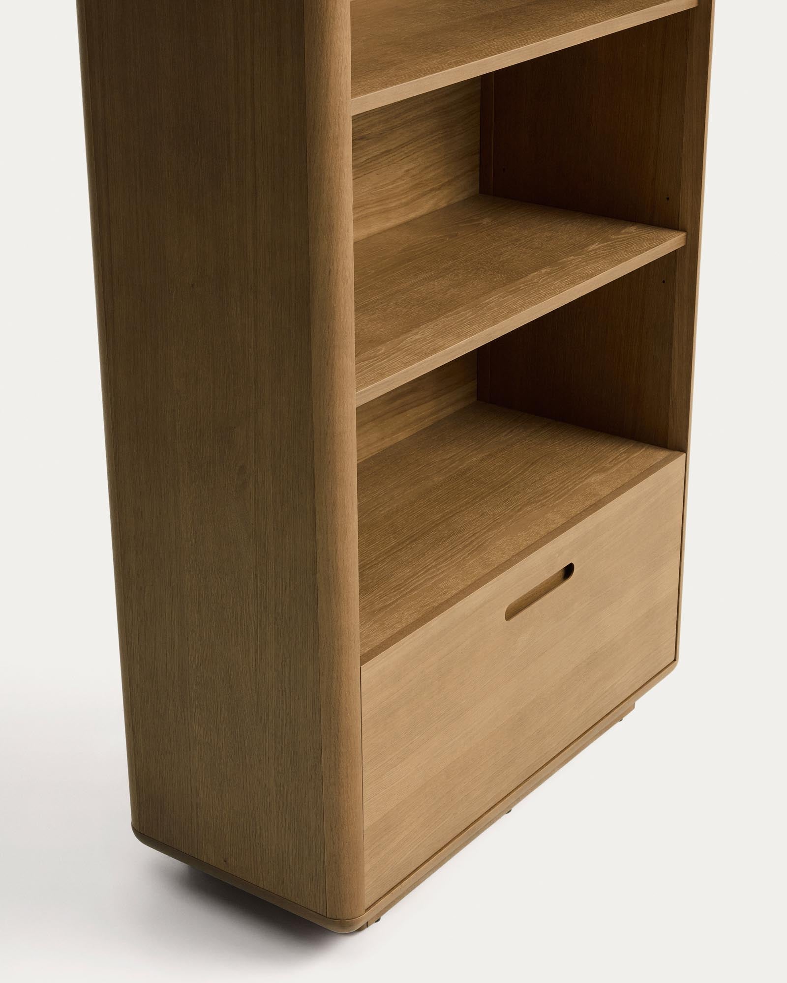 Elegantes Standregal Arelida aus hochwertigem Eichenholz und Furnier, hellbraun, 90 x 185 cm, ideal für jeden Wohnraum.