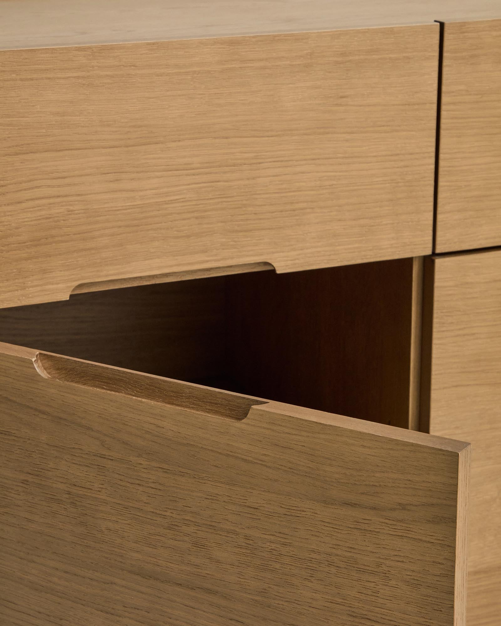 Elegantes Sideboard Arelida aus hochwertigem Eichenholz und Furnier, hellbraun, 200 x 80 cm, ideal für zeitgemäße Wohnräume.