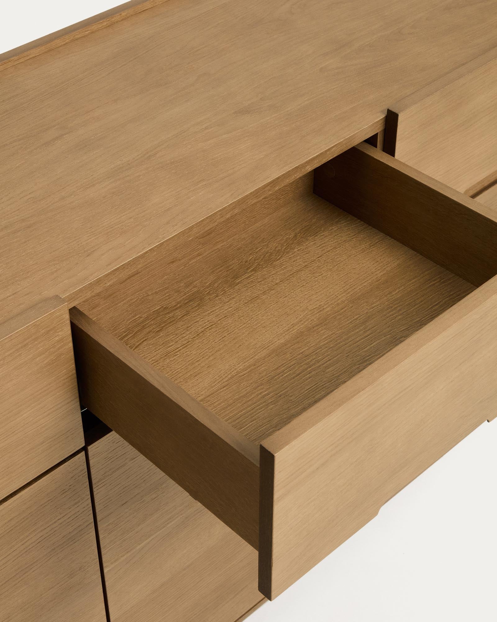 Modernes Sideboard Arelida aus robustem Eichenholz und Furnier, hellbraun, 200 x 80 cm, perfekt für stilvolle Einrichtungskonzepte.