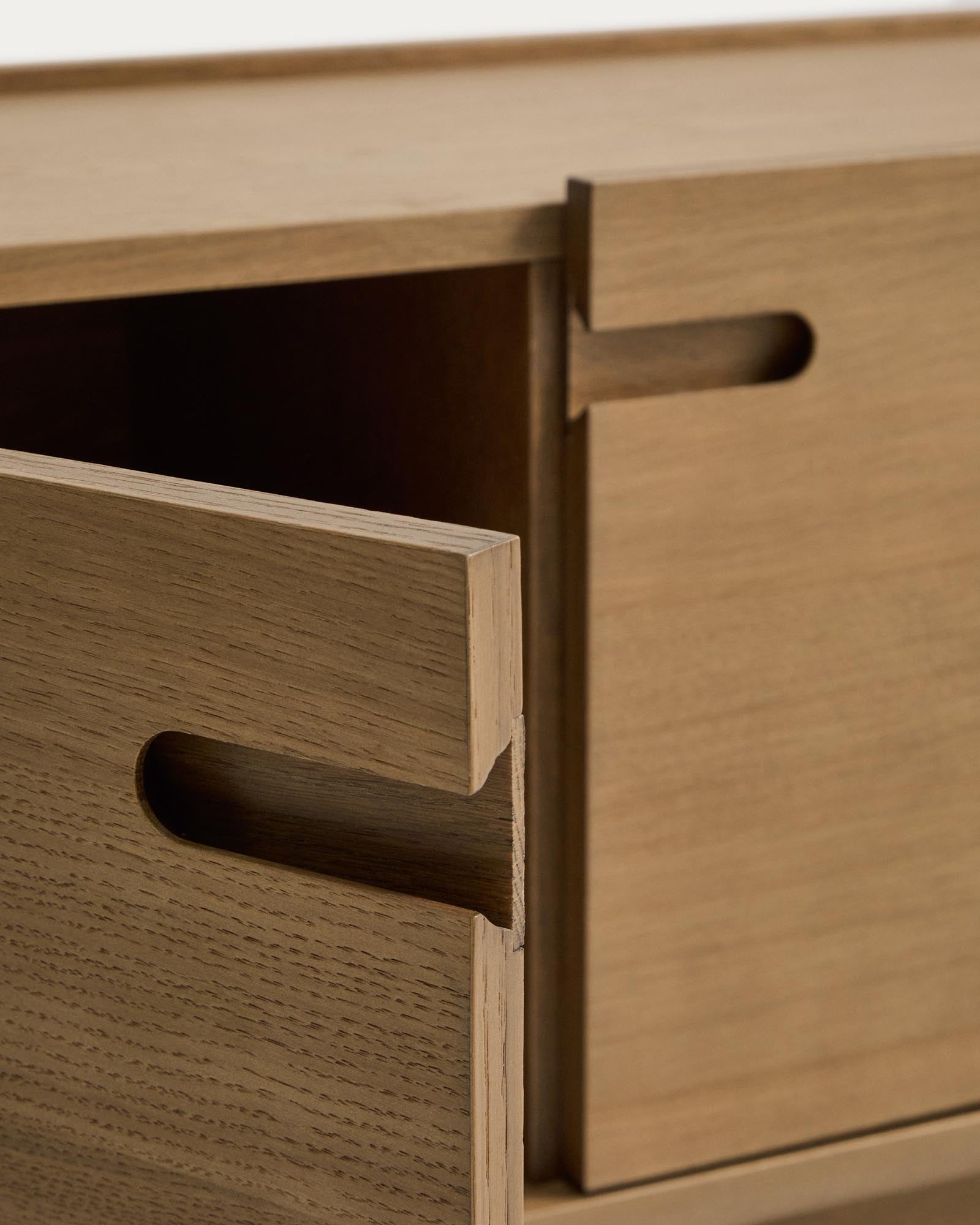 Elegantes TV-Möbel Arelida aus hochwertigem Eichenholz mit hellbraunem Finish, 200 x 44 cm, ideal für stilvolle Wohnräume.