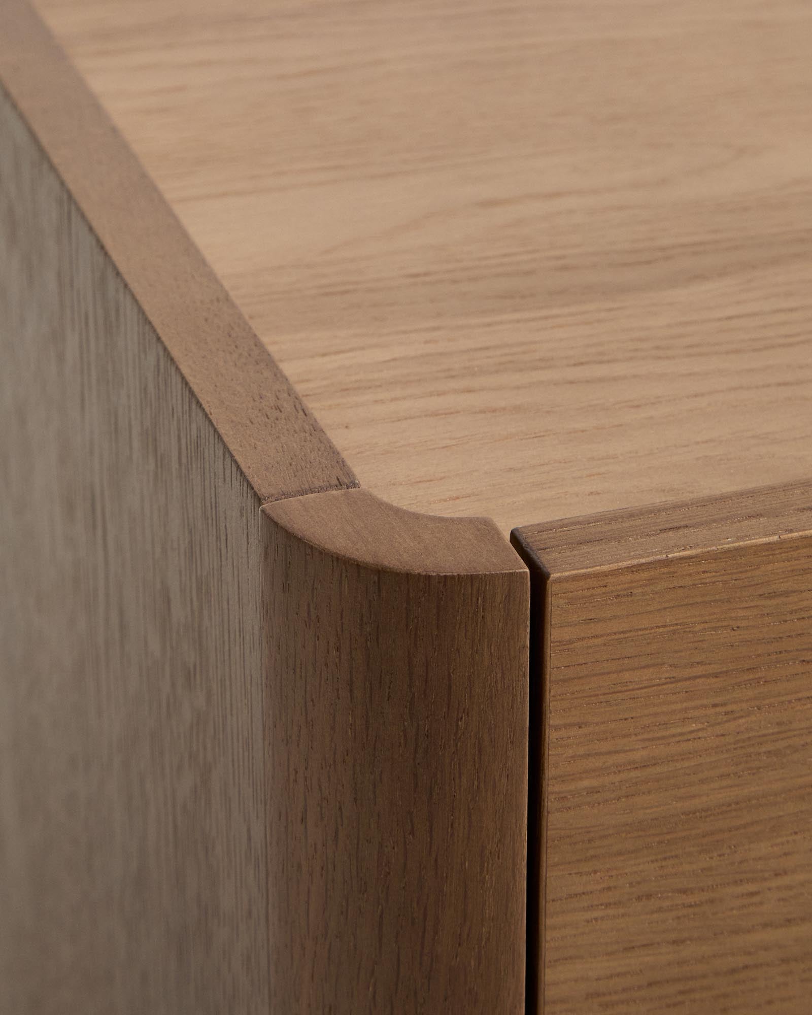 Elegantes TV-Möbel Arelida aus hochwertigem Eichenholz mit warmem, hellbraunem Finish, ideal für stilvolle Wohnräume.