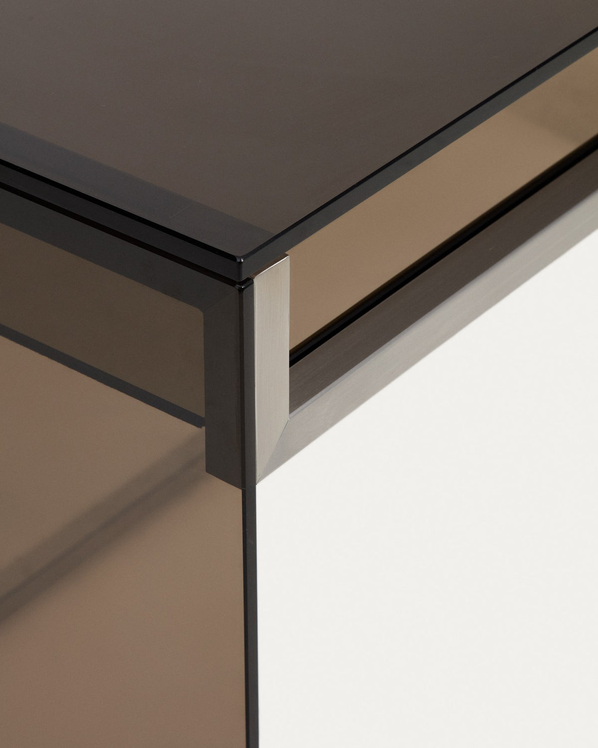 Schreibtisch Adile aus gehärtetem Rauchglas in Braun mit Beinen aus gehärtetem Glas in Anthrazit und gebürstetem Stahl, Masse 142 x 77 cm.