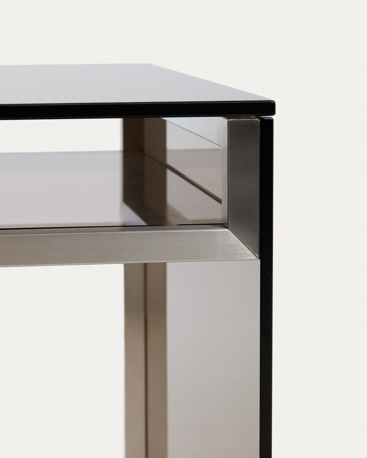 Schreibtisch Adile aus gehärtetem Rauchglas in Braun mit Beinen aus gehärtetem Glas in Anthrazit und gebürstetem Stahl, Masse 142 x 77 cm.