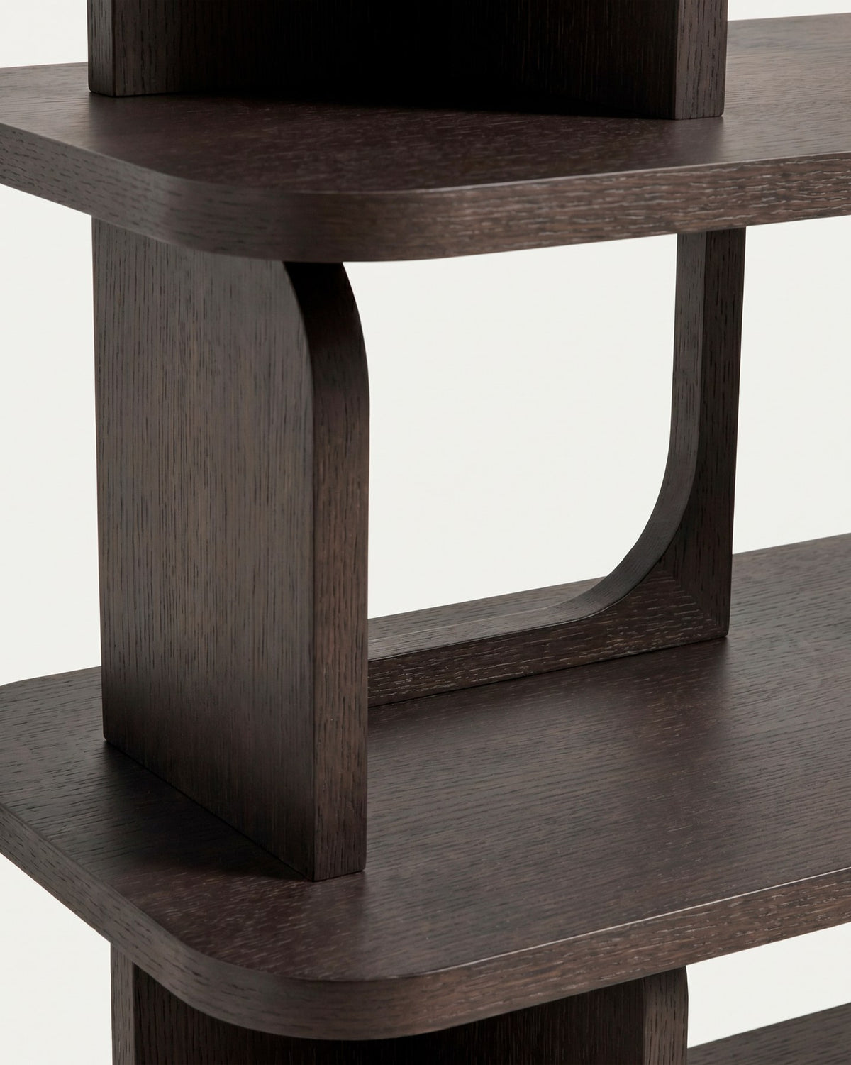 Standregal Aduma aus Eichenholzfurnier mit ebonisiertem Finish in Dunkelbraun, mit geometrischen Aussparungen und mehreren Regalböden.