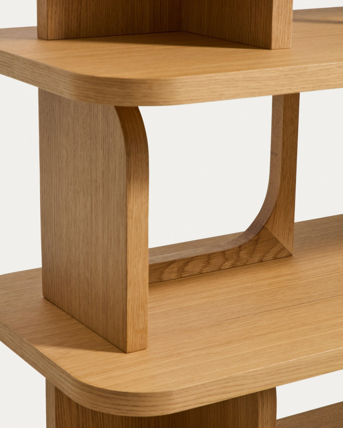 Freistehendes Regal Aduma aus Eichenholzfurnier und MDF in Braun, mit geometrischen Aussparungen und Beinen aus Eschenholz, Höhe 187,5 cm.