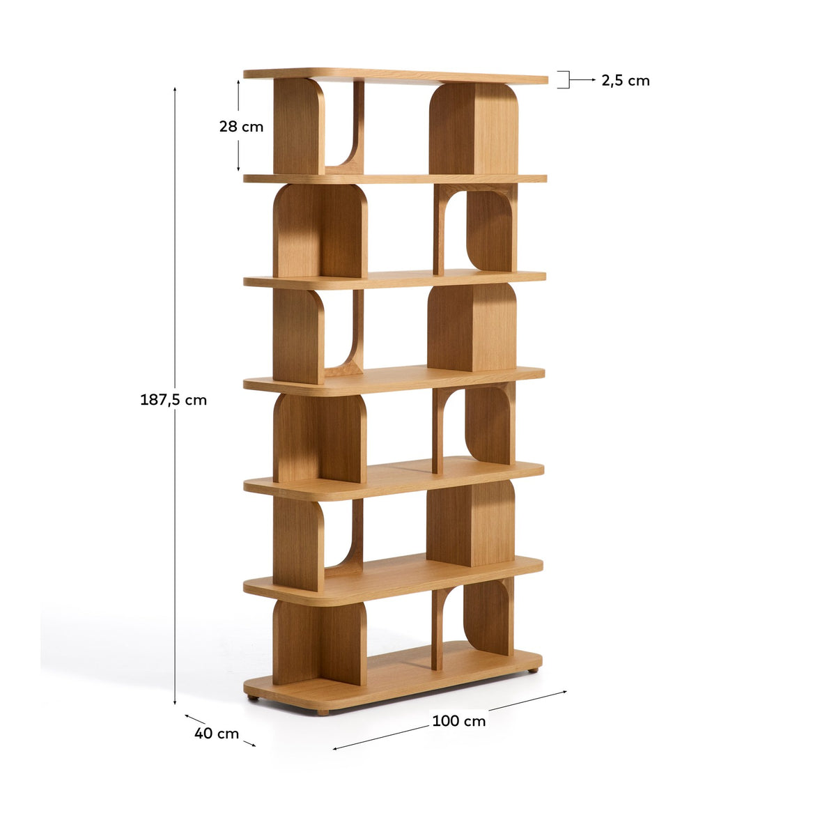 Freistehendes Regal Aduma aus Eichenholzfurnier und MDF in Braun, mit geometrischen Aussparungen und Beinen aus Eschenholz, Höhe 187,5 cm.