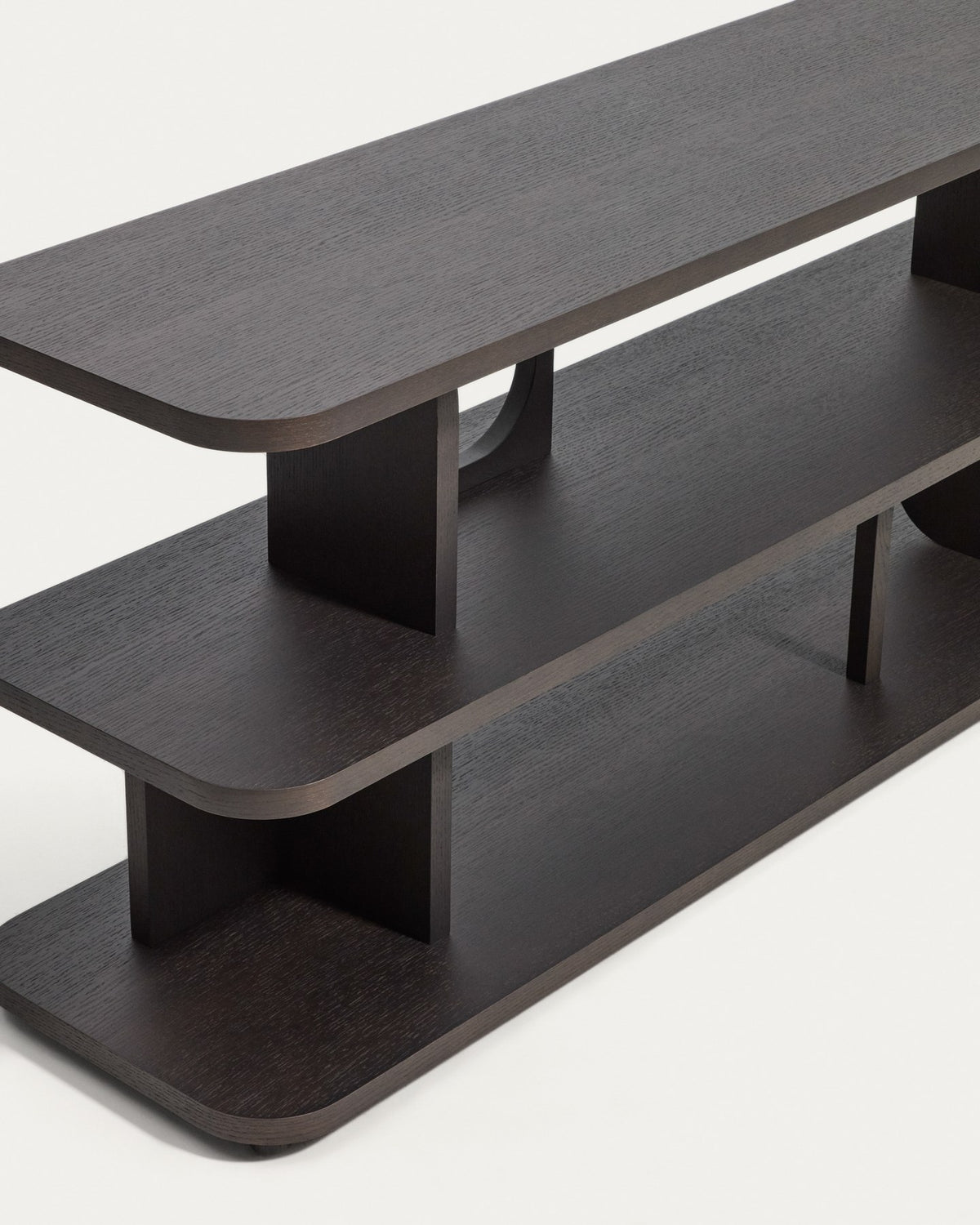 Regal Aduma aus Eichenholz mit ebonisiertem Finish in Dunkelbraun, geometrische Formen, Eschenholzbeine mit Filzgleitern.