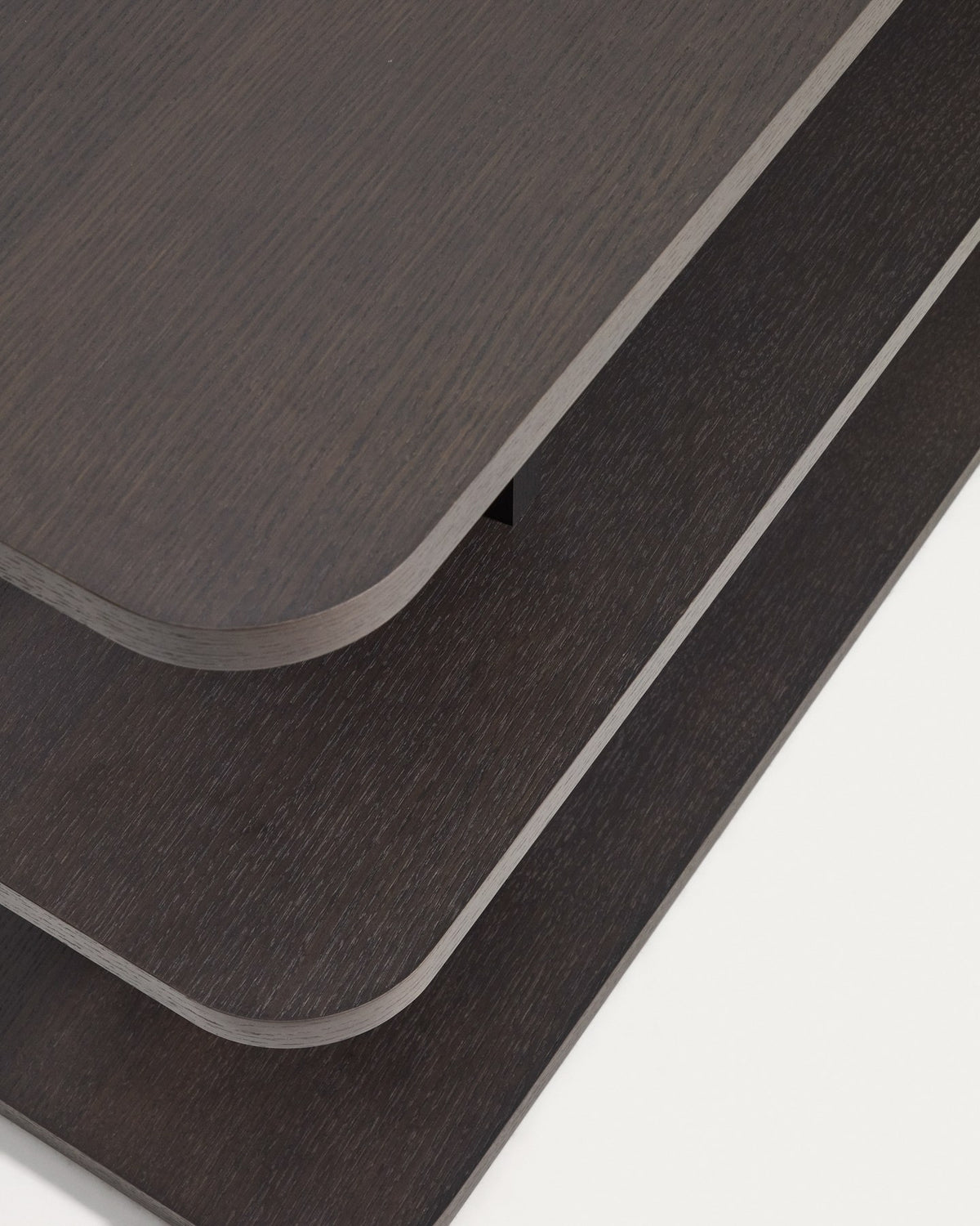 Regal Aduma aus Eichenholz mit ebonisiertem Finish in Dunkelbraun, geometrische Formen, Eschenholzbeine mit Filzgleitern.
