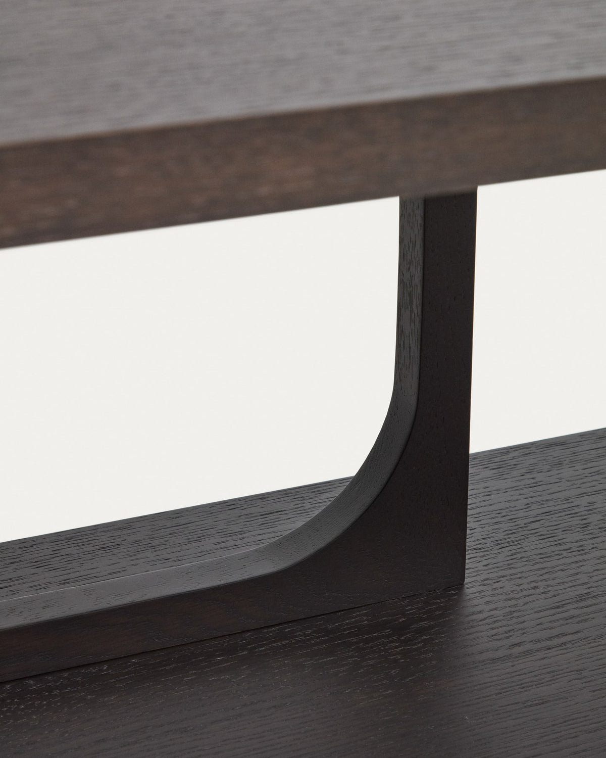 Regal Aduma aus Eichenholz mit ebonisiertem Finish in Dunkelbraun, geometrische Formen, Eschenholzbeine mit Filzgleitern.