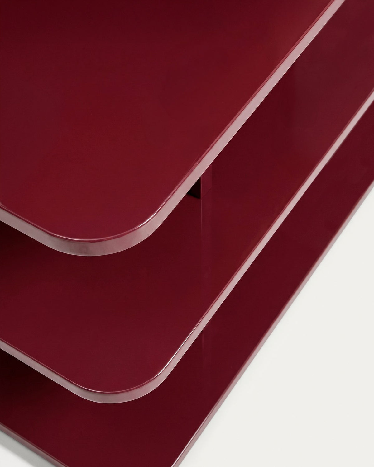 Freistehendes Regal Aduma aus MDF und Buchenholz in Granatrot mit glänzender Lackierung, geschwungene Form und offenen Fächern.