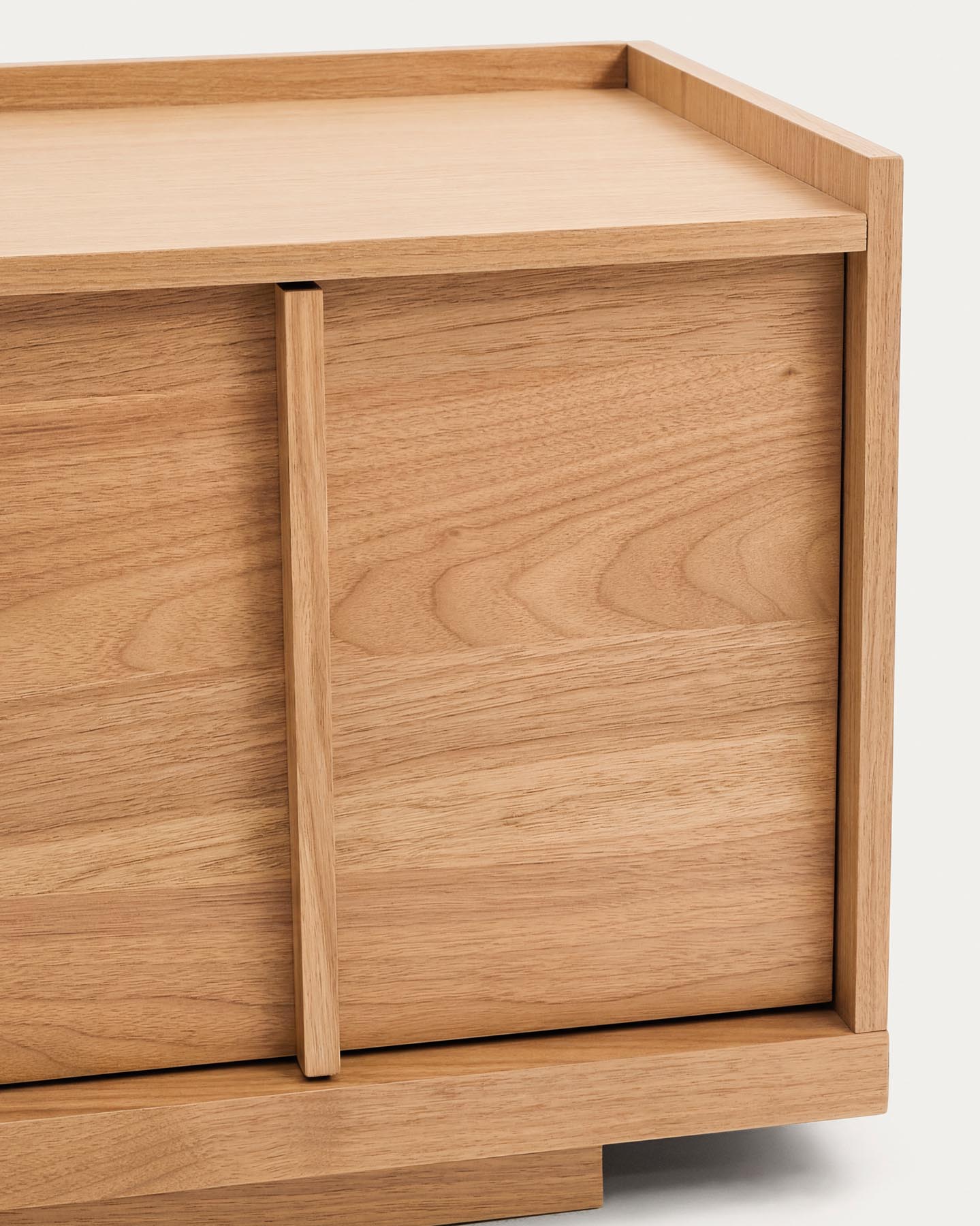 TV-Möbel Onix aus Eichenfurnier mit Naturton-Finish 200 x 45 cm FSC Mix Credit in Natur präsentiert im Onlineshop von KAQTU Design AG. TV-Möbel ist von Kave Home
