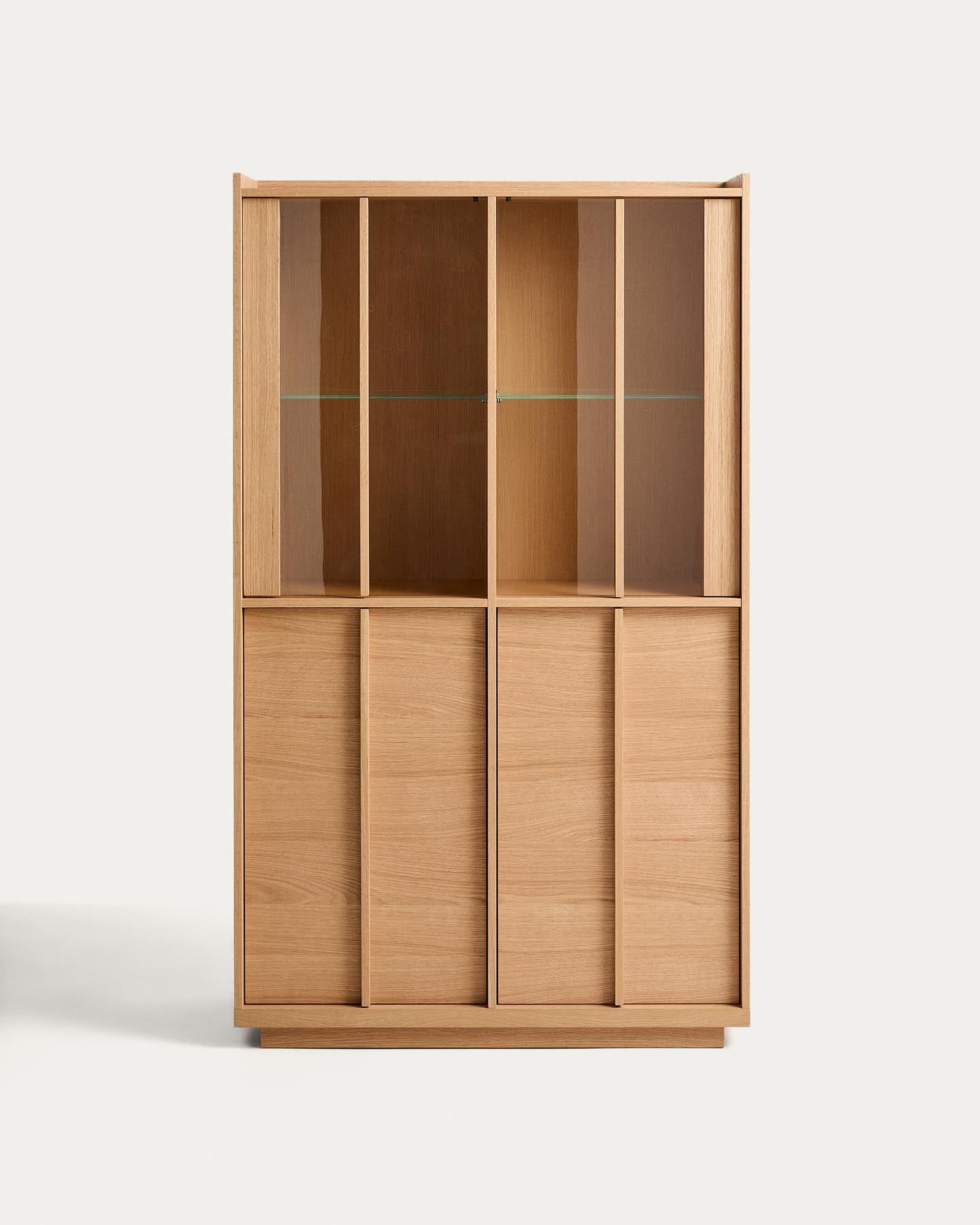 Vitrine Onix aus massivem Eichenholz und Eichenfurnier mit Naturton-Finish 100 x 170 cm FSC Mix Credit in Natur präsentiert im Onlineshop von KAQTU Design AG. Sideboard ist von Kave Home