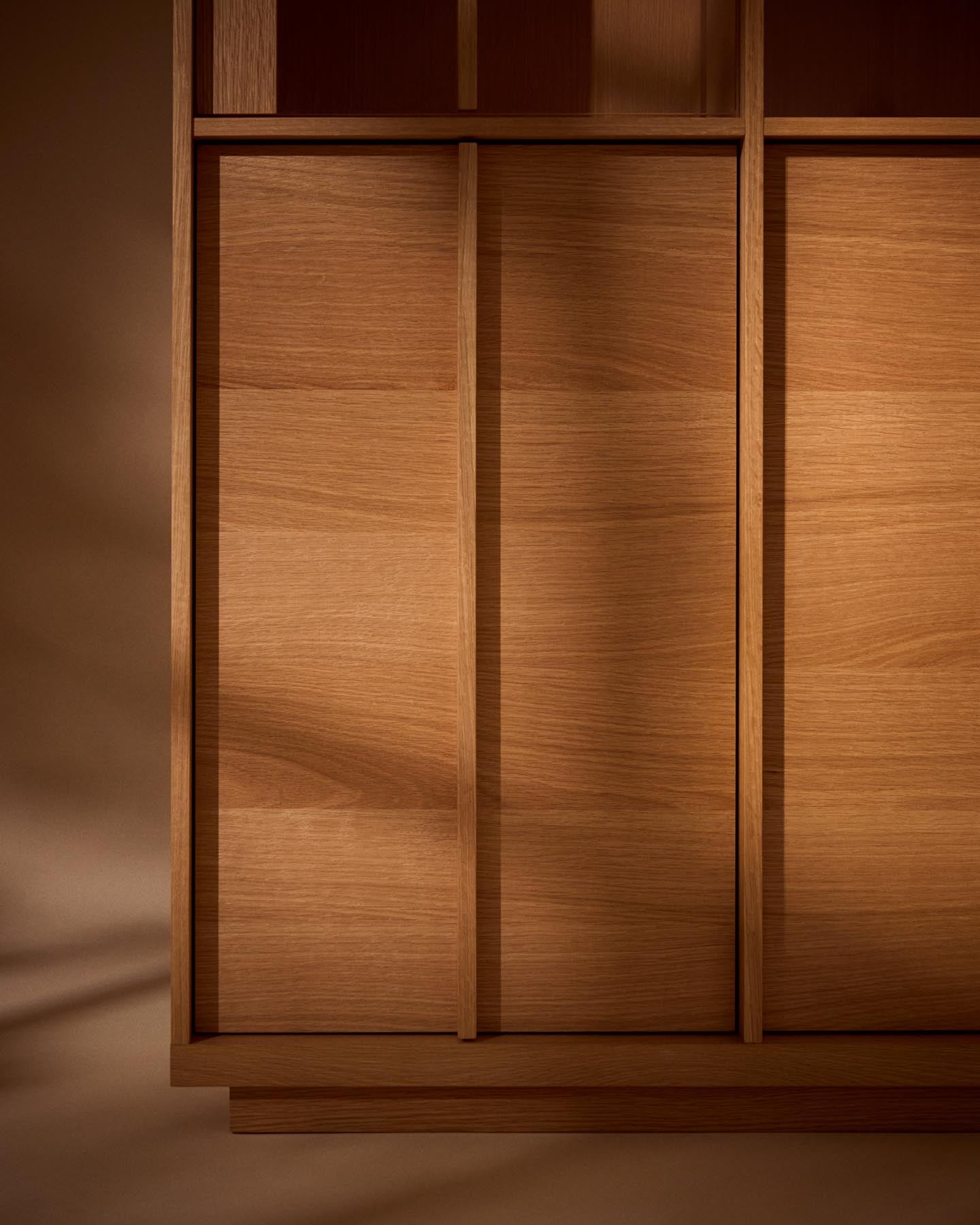 Vitrine Onix aus massivem Eichenholz und Eichenfurnier mit Naturton-Finish 100 x 170 cm FSC Mix Credit in Natur präsentiert im Onlineshop von KAQTU Design AG. Sideboard ist von Kave Home