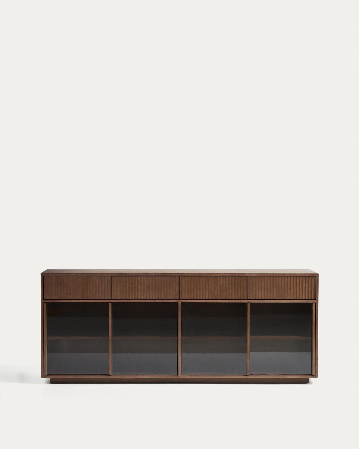 Sideboard Helvine 4 Türen 4 Schubladen Eichenfurnier mit Nussbaum-Finish und gehärtetes Glas 200 x 80 cm FSC 100% in Dunkelbraun präsentiert im Onlineshop von KAQTU Design AG. Sideboard ist von Kave Home