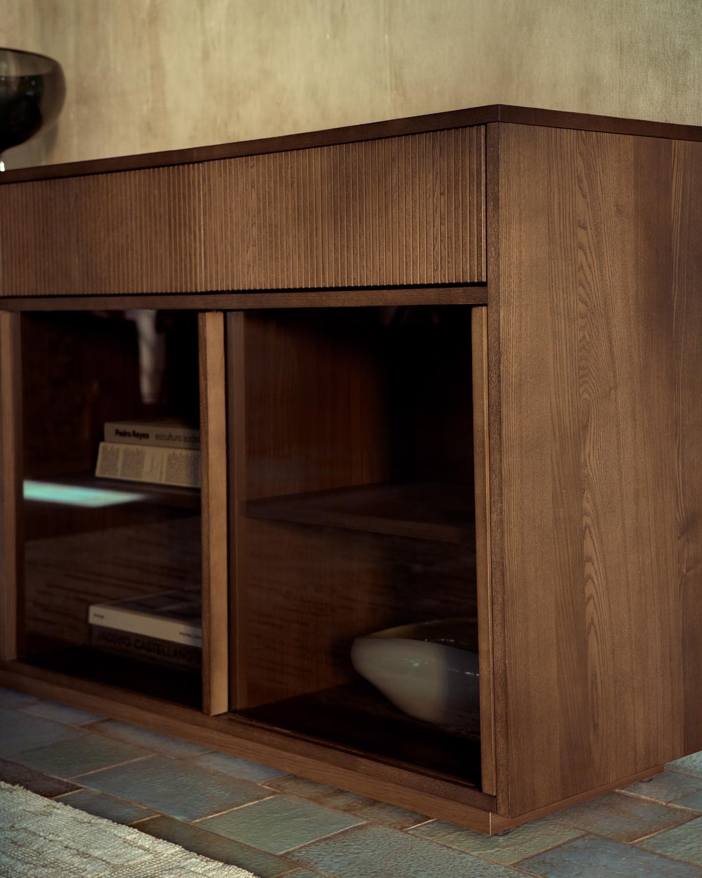 Sideboard Helvine 4 Türen 4 Schubladen Eichenfurnier mit Nussbaum-Finish und gehärtetes Glas 200 x 80 cm FSC 100% in Dunkelbraun präsentiert im Onlineshop von KAQTU Design AG. Sideboard ist von Kave Home