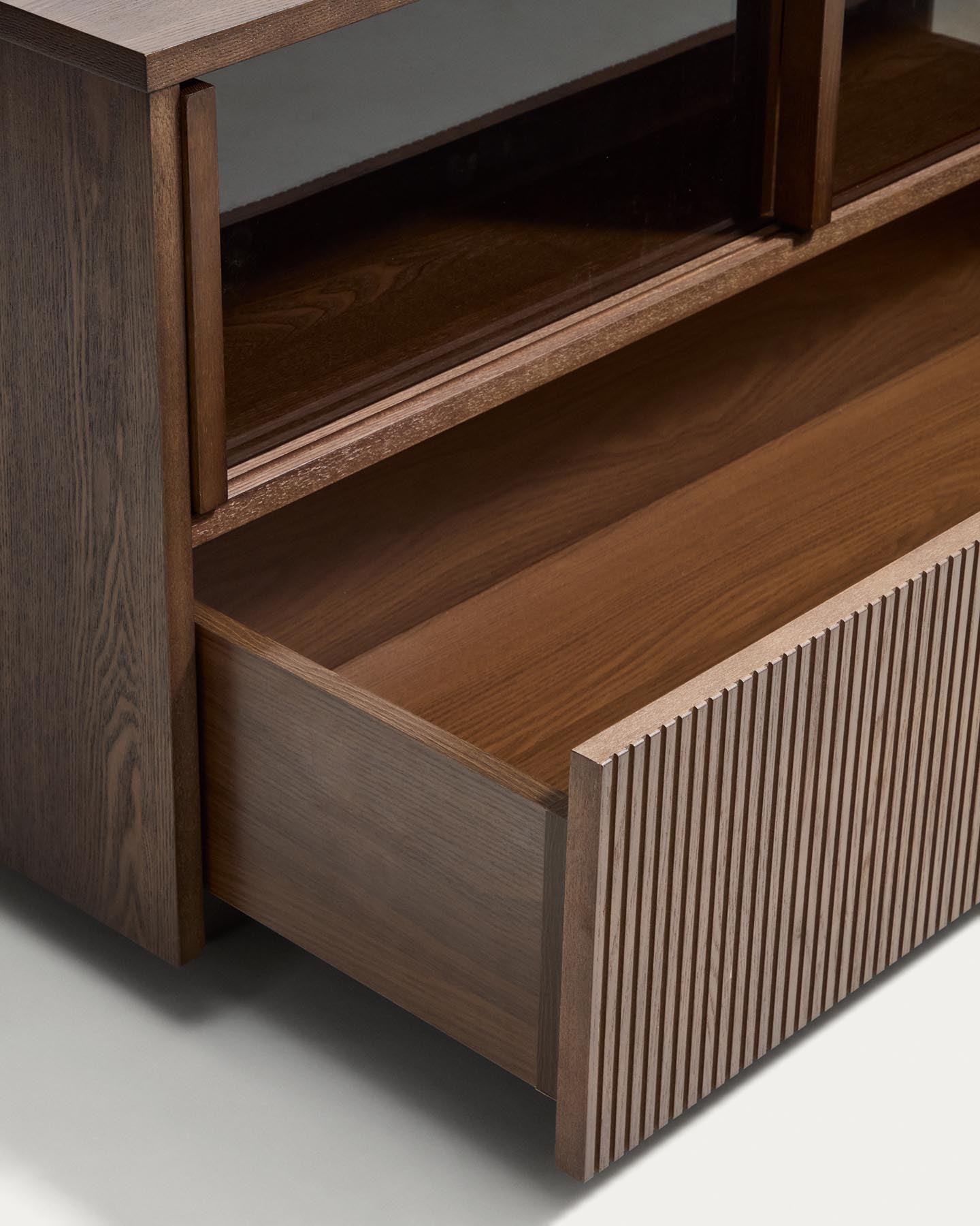 Helvine TV-Möbel mit 4 Türen und 2 Schubladen aus Eschenfurnier mit dunklem Nussbaum-Finish und gehärtetem Glas, 200 x 54 cm, FSC 100% in Dunkelbraun präsentiert im Onlineshop von KAQTU Design AG. TV-Möbel ist von Kave Home