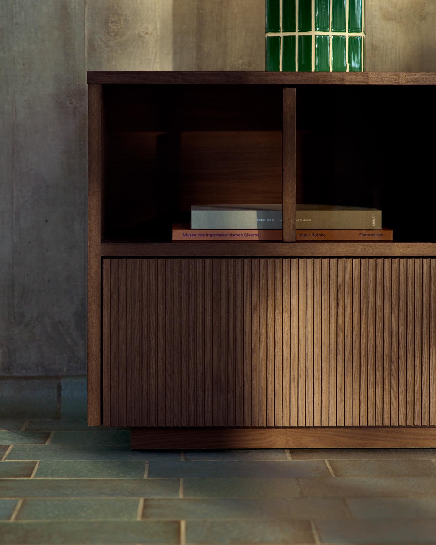 Helvine TV-Möbel mit 4 Türen und 2 Schubladen aus Eschenfurnier mit dunklem Nussbaum-Finish und gehärtetem Glas, 200 x 54 cm, FSC 100% in Dunkelbraun präsentiert im Onlineshop von KAQTU Design AG. TV-Möbel ist von Kave Home