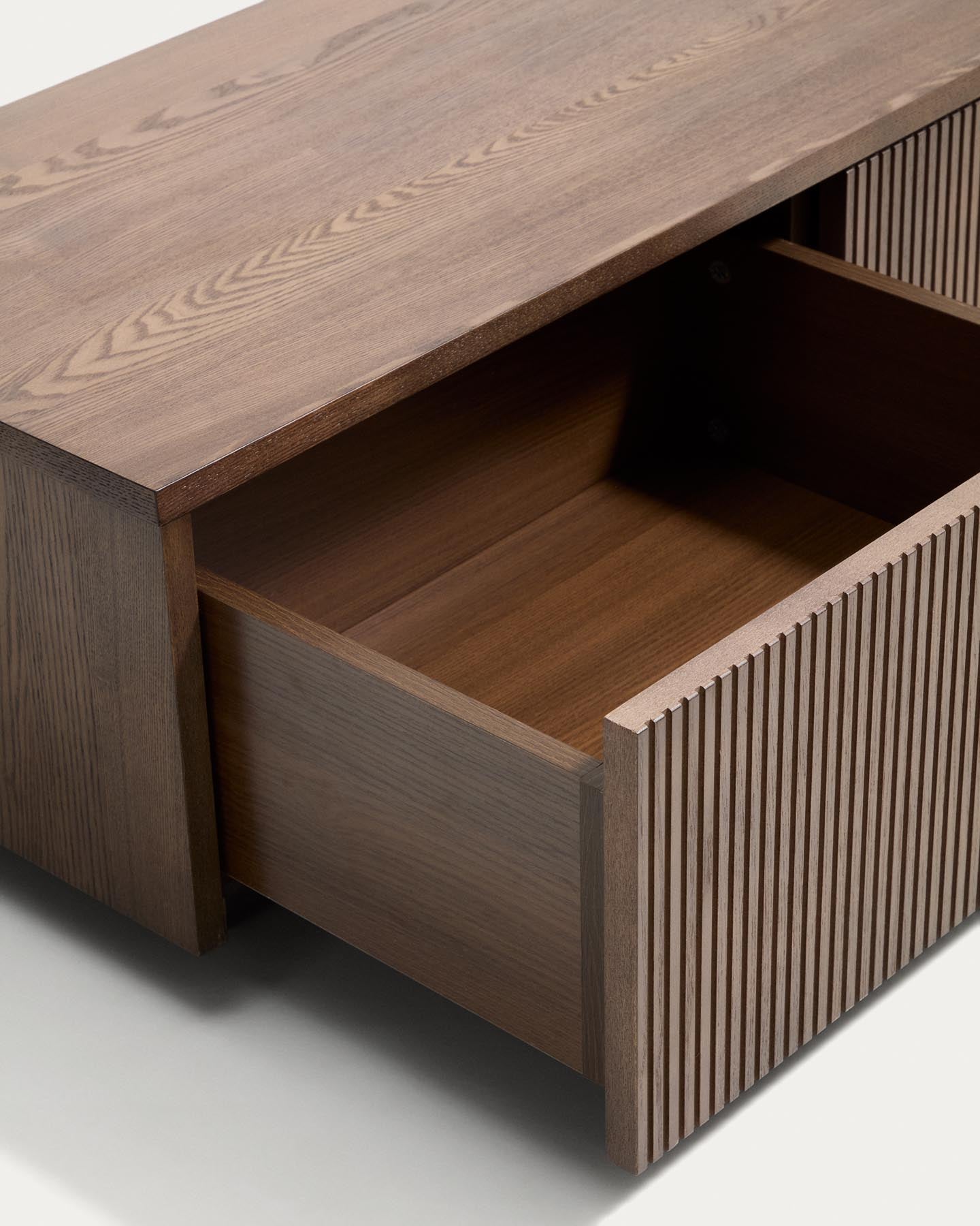 TV-Möbel Helvine 4 Schubladen aus Eichenfurnier mit Nussbaum-Finish 200 x 30 cm FSC 100% in Dunkelbraun präsentiert im Onlineshop von KAQTU Design AG. TV-Möbel ist von Kave Home