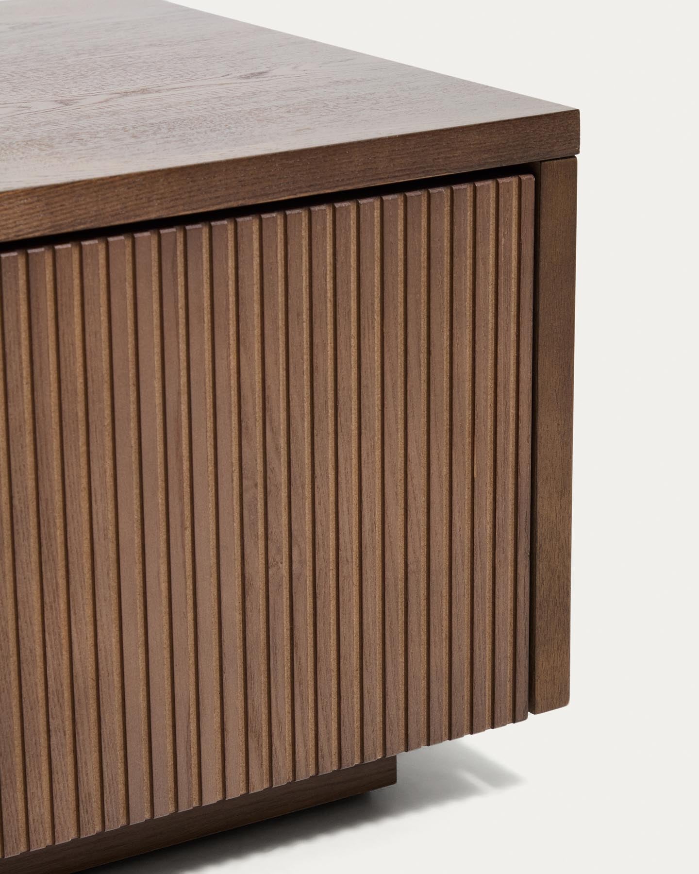 TV-Möbel Helvine 4 Schubladen aus Eichenfurnier mit Nussbaum-Finish 200 x 30 cm FSC 100% in Dunkelbraun präsentiert im Onlineshop von KAQTU Design AG. TV-Möbel ist von Kave Home