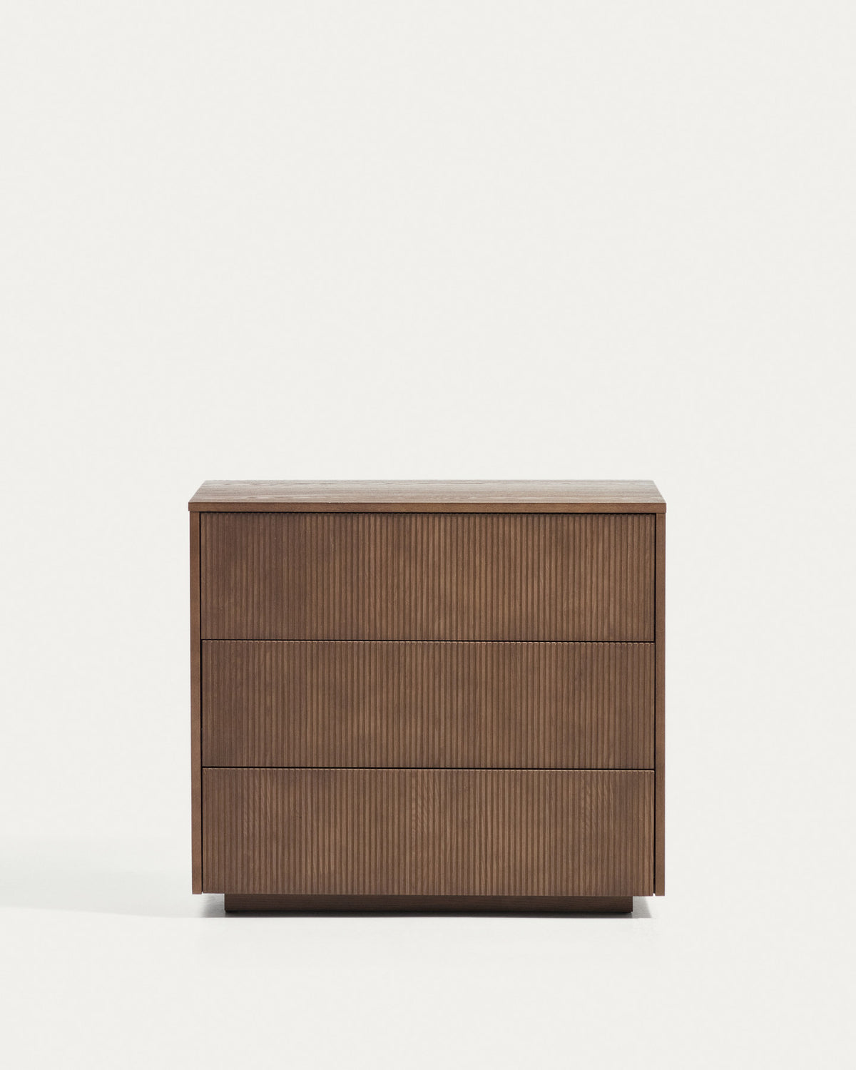 Kommode Helvine mit 3 Schubladen aus Eschenfurnier mit Finish in Nussbaumton 90 x 78 cm FSC 100% in Dunkelbraun präsentiert im Onlineshop von KAQTU Design AG. Kommode ist von Kave Home