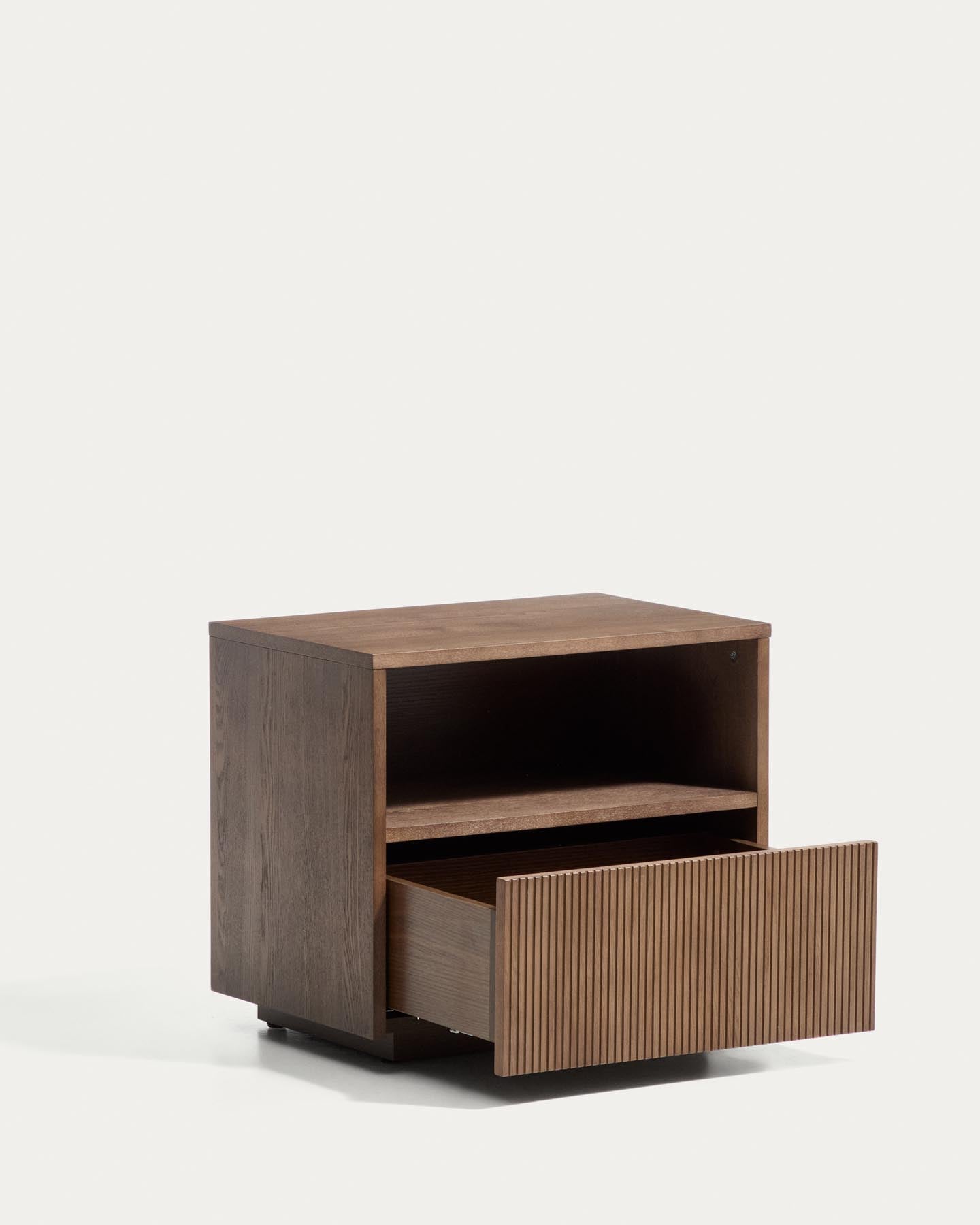 Nachttisch Helvine 1 Schublade aus Eichenfurnier mit Nussbaum-Finish 60 x 52 cm FSC 100% in Dunkelbraun präsentiert im Onlineshop von KAQTU Design AG. Nachttisch ist von Kave Home