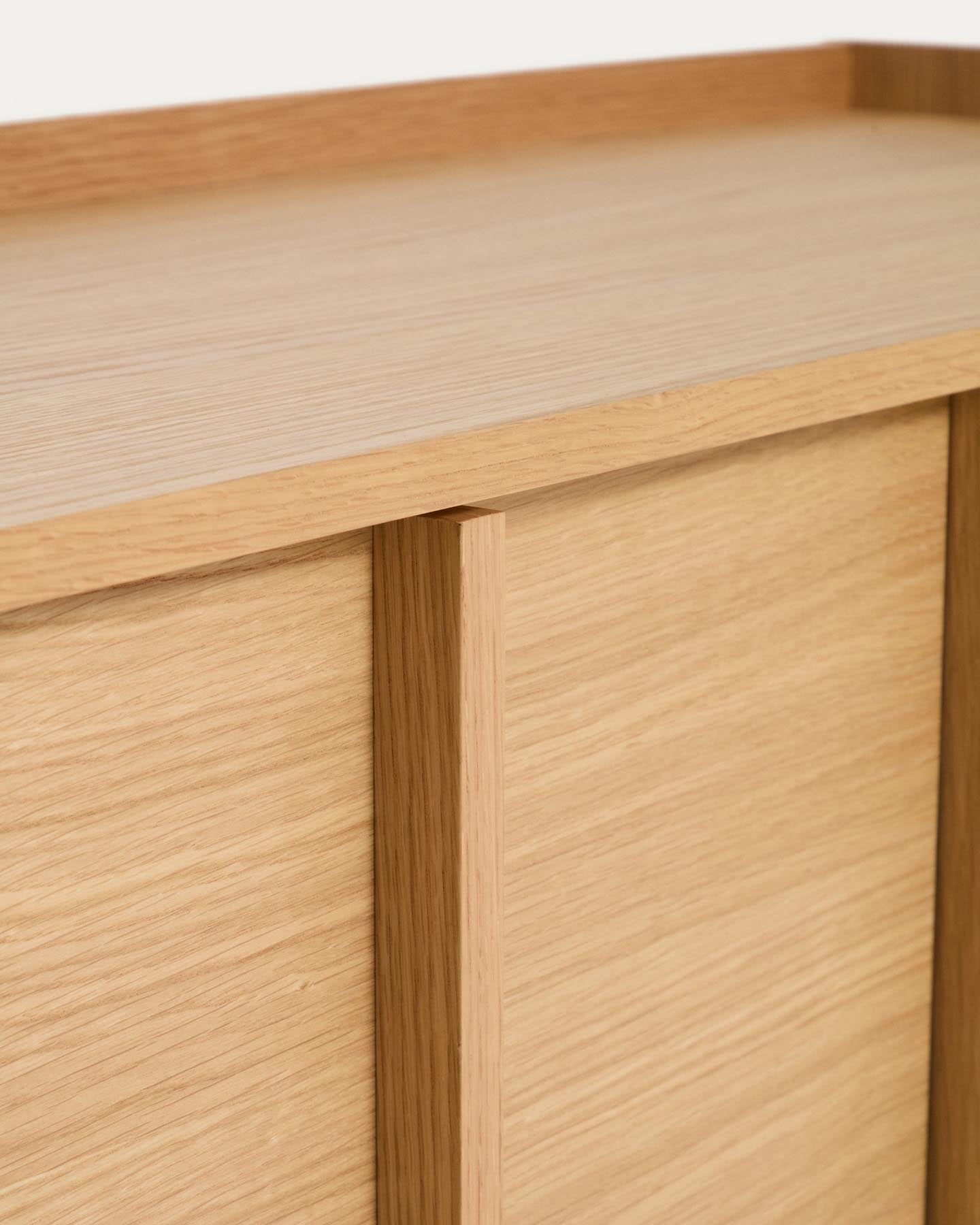 TV-Möbel Onix aus Eichenfurnier mit Naturton-Finish 150 x 47 cm FSC Mix Credit in Natur präsentiert im Onlineshop von KAQTU Design AG. TV-Möbel ist von Kave Home
