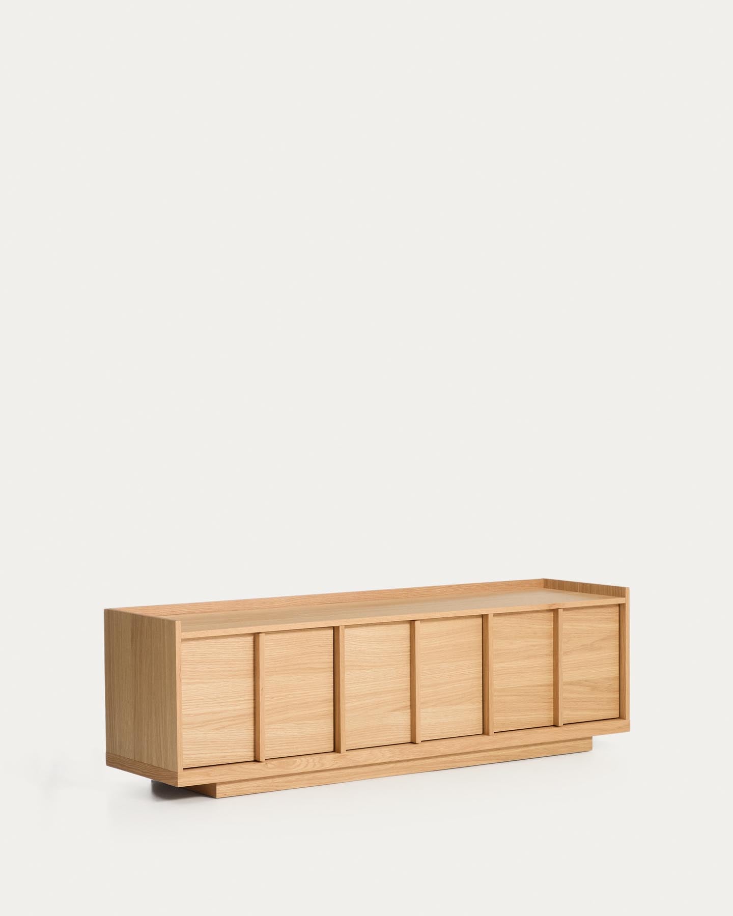 TV-Möbel Onix aus Eichenfurnier mit Naturton-Finish 150 x 47 cm FSC Mix Credit in Natur präsentiert im Onlineshop von KAQTU Design AG. TV-Möbel ist von Kave Home
