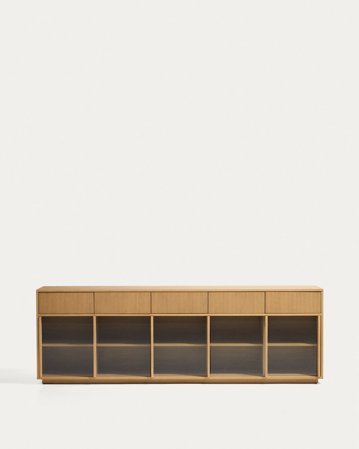 Sideboard Helvine mit 5 Türen und 5 Schubladen aus Eichenfurnier und gehärtetem Glas, 245 in Hellbraun präsentiert im Onlineshop von KAQTU Design AG. Sideboard ist von Kave Home
