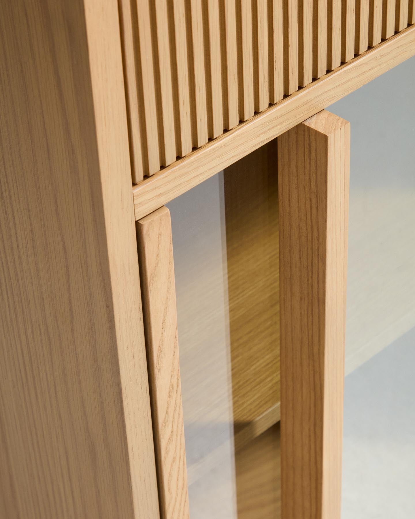 Sideboard Helvine mit 5 Türen und 5 Schubladen aus Eichenfurnier und gehärtetem Glas, 245 x 80 cm, FSC 100 % in Dunkelbraun präsentiert im Onlineshop von KAQTU Design AG. Sideboard ist von Kave Home