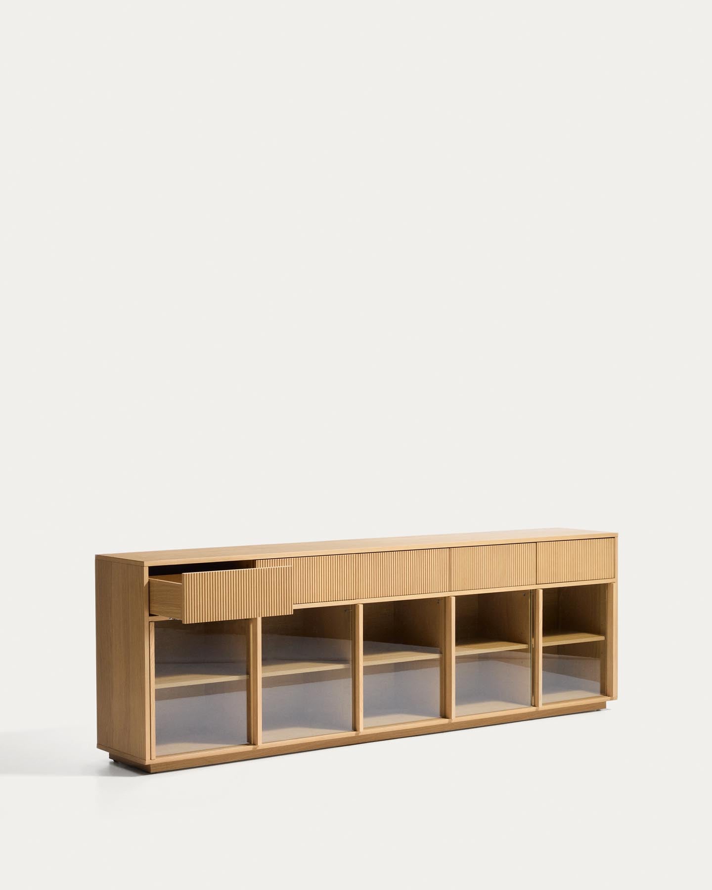 Sideboard Helvine mit 5 Türen und 5 Schubladen aus Eichenfurnier und gehärtetem Glas, 245 x 80 cm, FSC 100 % in Dunkelbraun präsentiert im Onlineshop von KAQTU Design AG. Sideboard ist von Kave Home