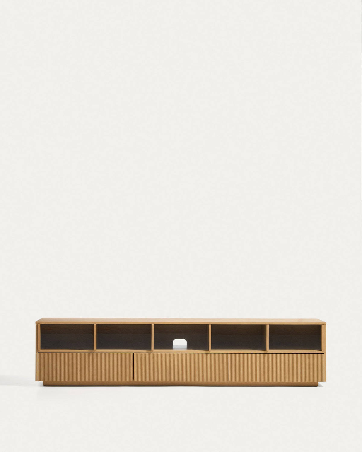 TV-Möbel Helvine mit 5 Türen und 3 Schubladen aus Eichenfurnier und gehärtetem Glas, 245 x in Hellbraun präsentiert im Onlineshop von KAQTU Design AG. TV-Möbel ist von Kave Home