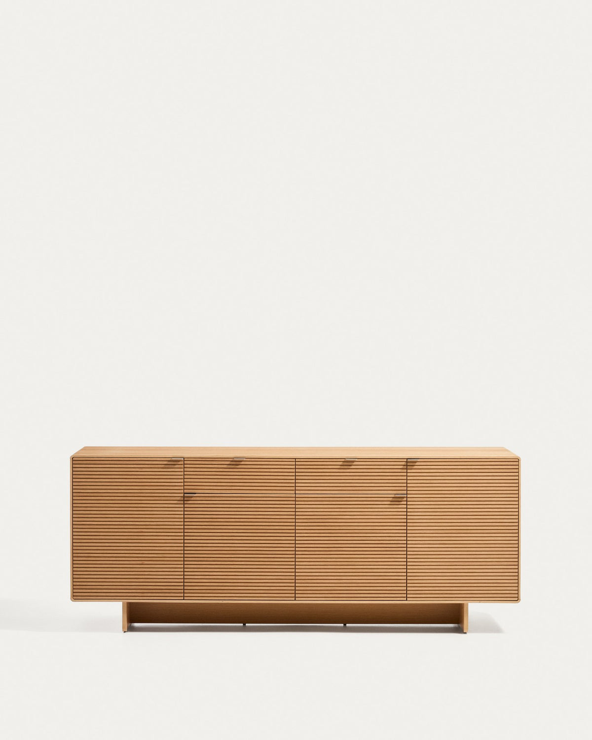 Braunes Sideboard Norlen mit vier Türen, zwei Schubladen und Eichenfurnier, abgerundete Ecken, Holzunterbau mit vier Beinen.