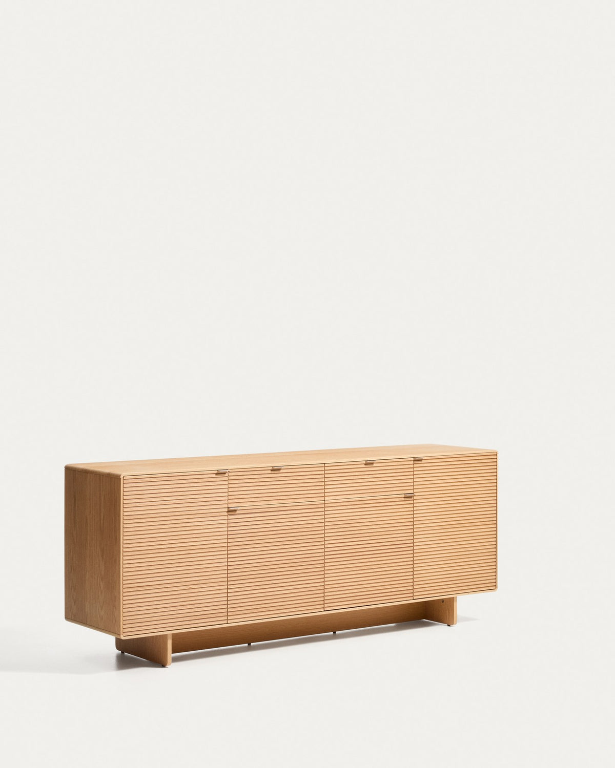 Braunes Sideboard Norlen mit vier Türen, zwei Schubladen und Eichenfurnier, abgerundete Ecken, Holzunterbau mit vier Beinen.