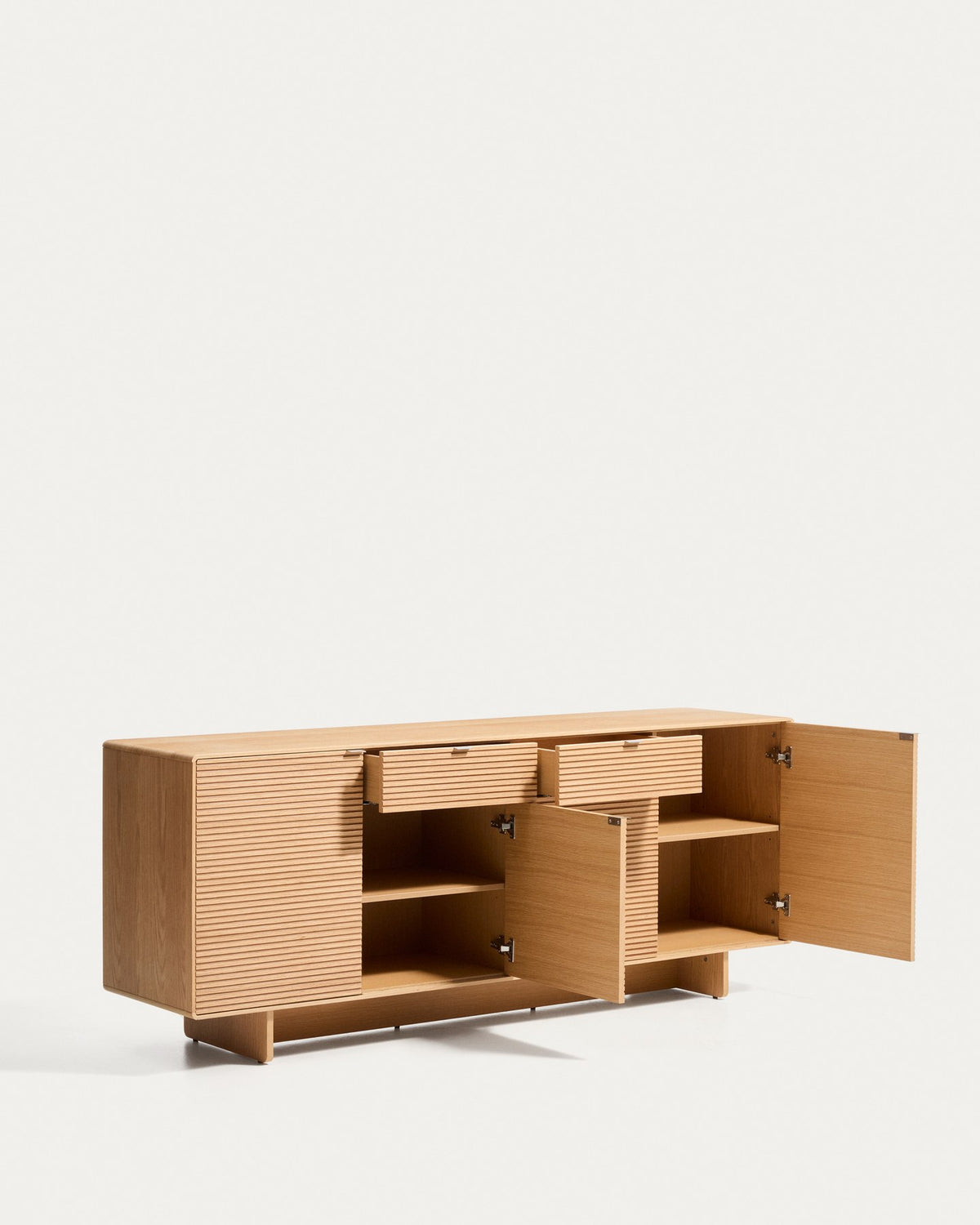 Braunes Sideboard Norlen mit vier Türen, zwei Schubladen und Eichenfurnier, abgerundete Ecken, Holzunterbau mit vier Beinen.