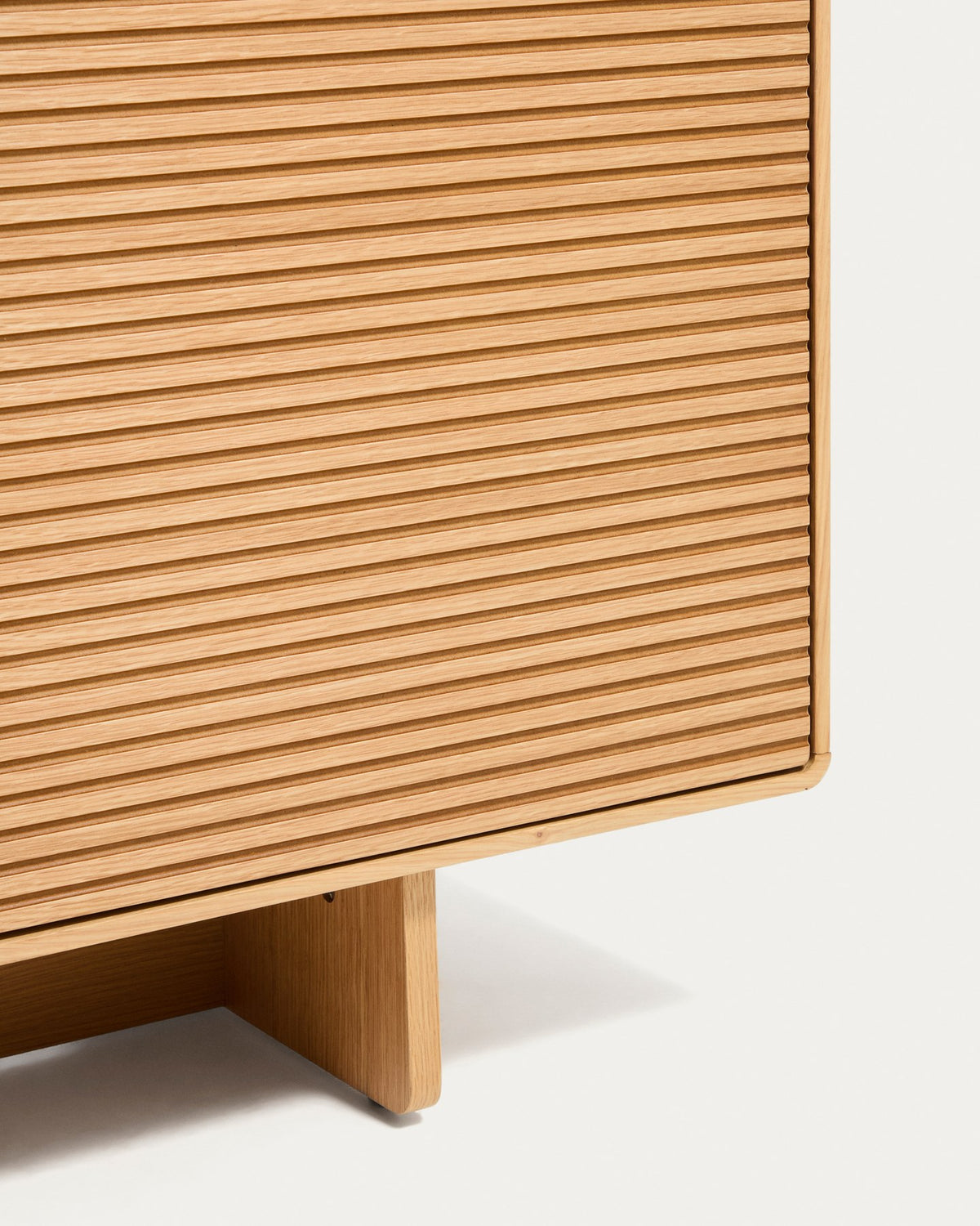 Braunes Sideboard Norlen mit vier Türen, zwei Schubladen und Eichenfurnier, abgerundete Ecken, Holzunterbau mit vier Beinen.