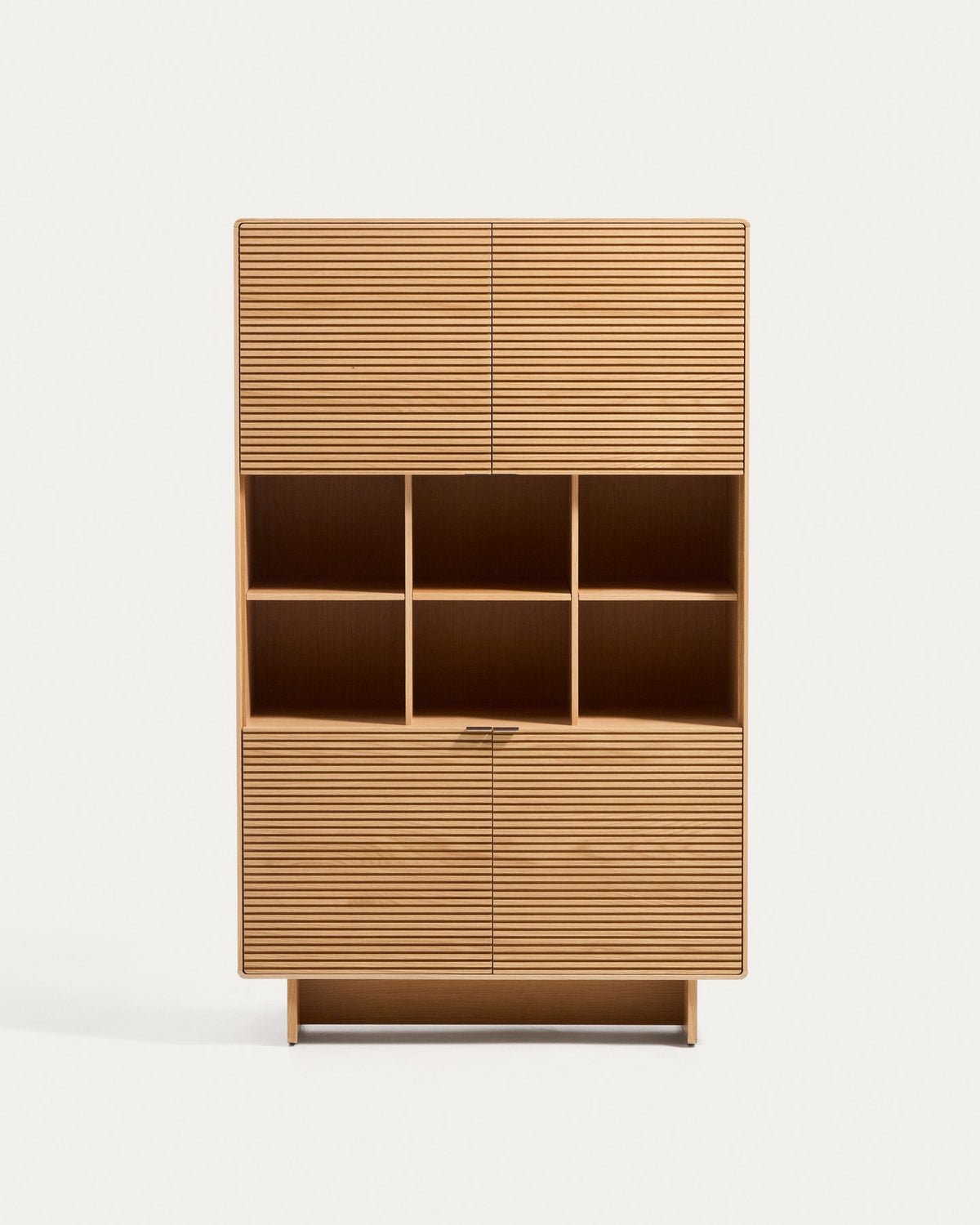 Braunes Highboard Norlen mit 4 Türen aus Eichenfurnier und MDF, naturfarbenes Finish, abgerundete Ecken, Beinhöhe 14 cm.