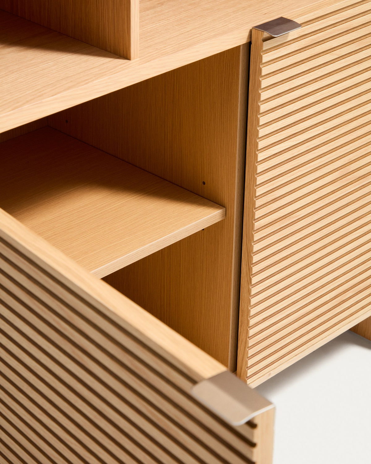 Braunes Highboard Norlen mit 4 Türen aus Eichenfurnier und MDF, naturfarbenes Finish, abgerundete Ecken, Beinhöhe 14 cm.