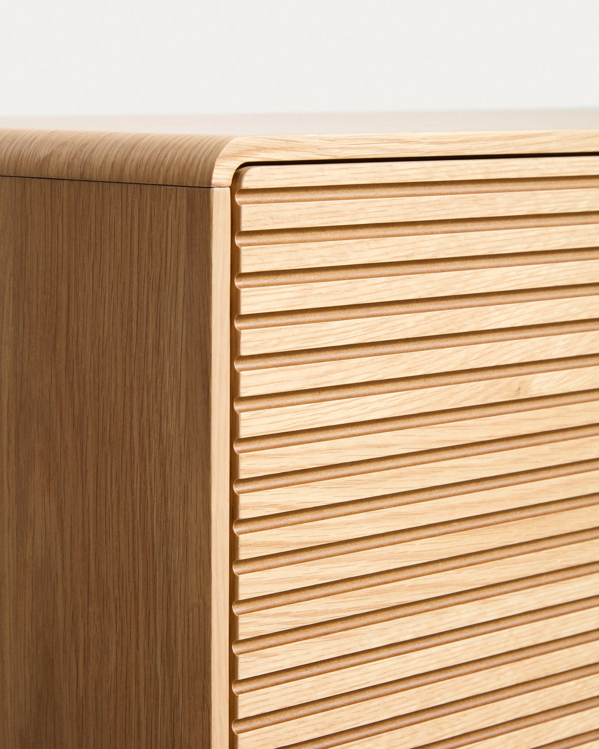 Braunes Highboard Norlen mit 4 Türen aus Eichenfurnier und MDF, naturfarbenes Finish, abgerundete Ecken, Beinhöhe 14 cm.