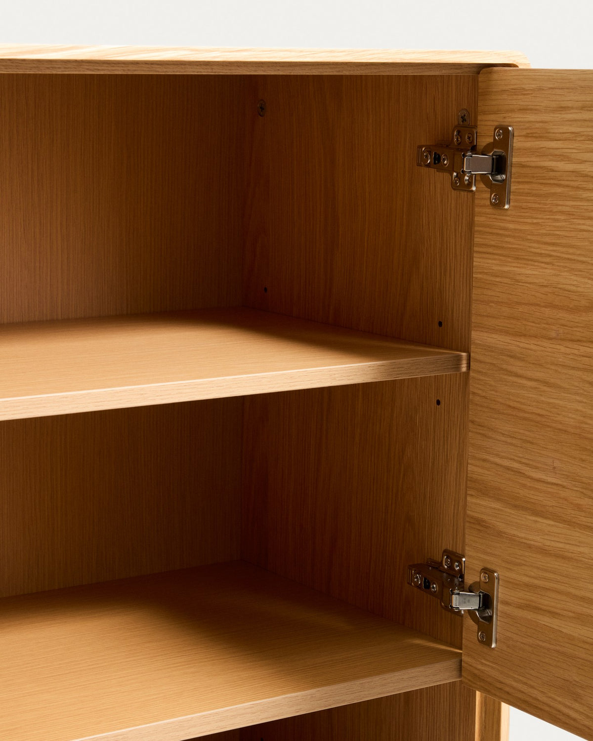 Braunes Highboard Norlen mit 4 Türen aus Eichenfurnier und MDF, naturfarbenes Finish, abgerundete Ecken, Beinhöhe 14 cm.