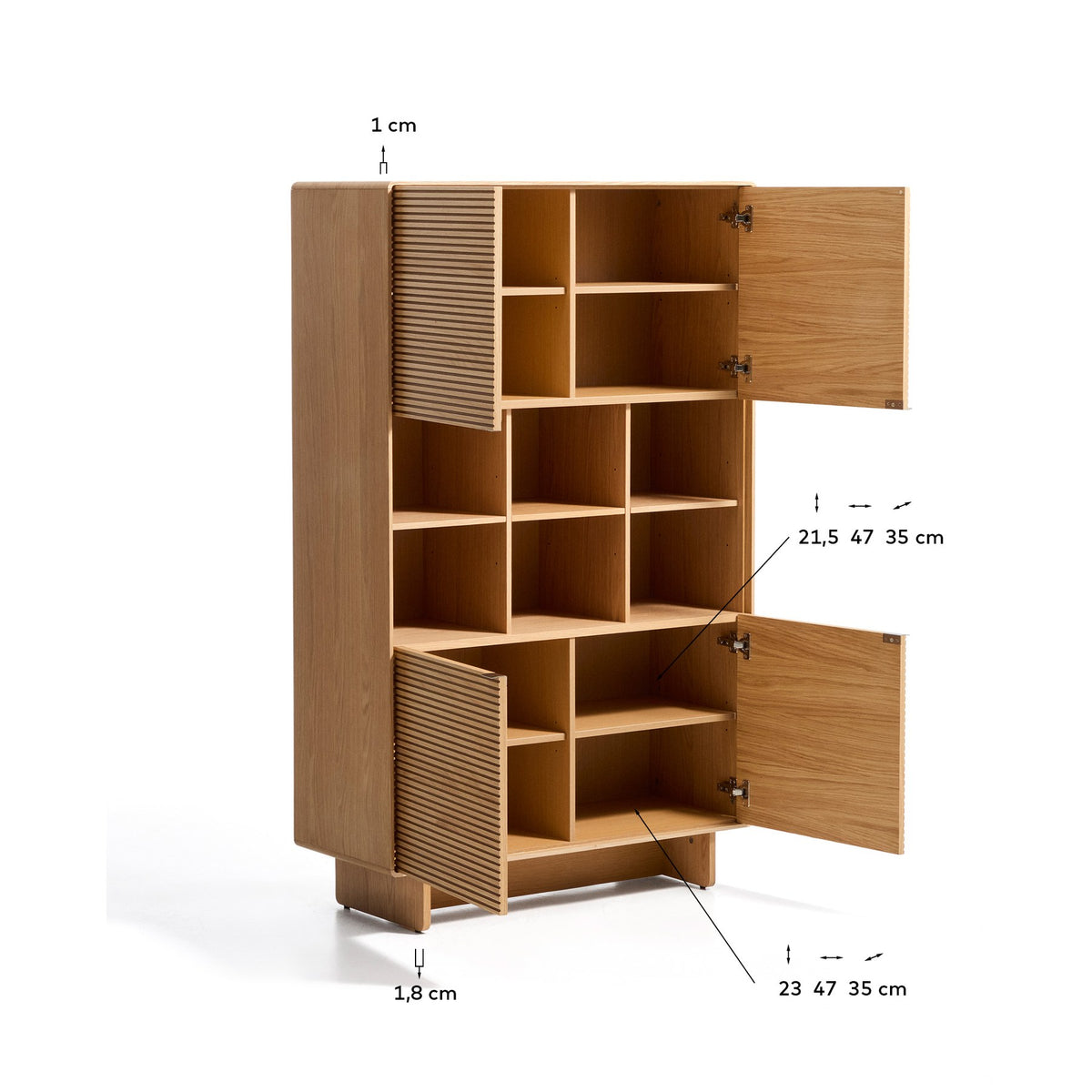 Braunes Highboard Norlen mit 4 Türen aus Eichenfurnier und MDF, naturfarbenes Finish, abgerundete Ecken, Beinhöhe 14 cm.
