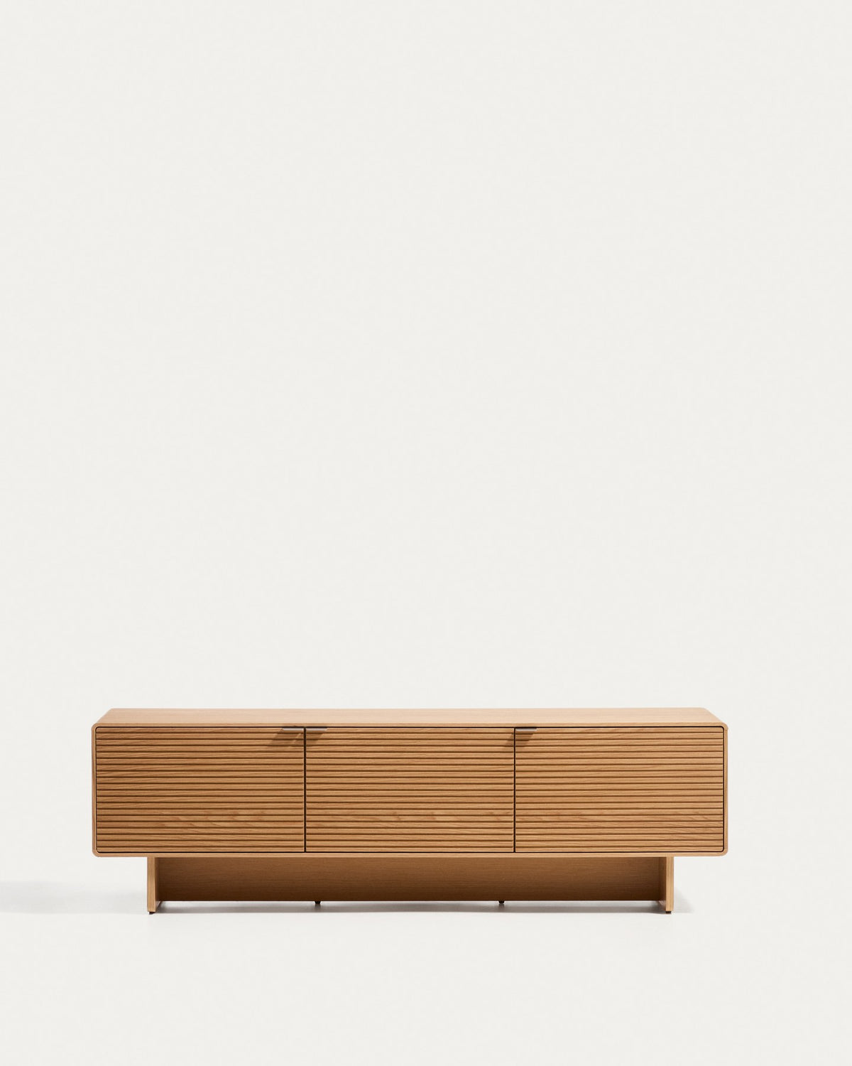 TV-Möbel Norlen mit drei Türen aus Eichenfurnier in naturfarbenem Finish, abgerundete Ecken, Holzbeine, Masse 150 x 40 x 46 cm.