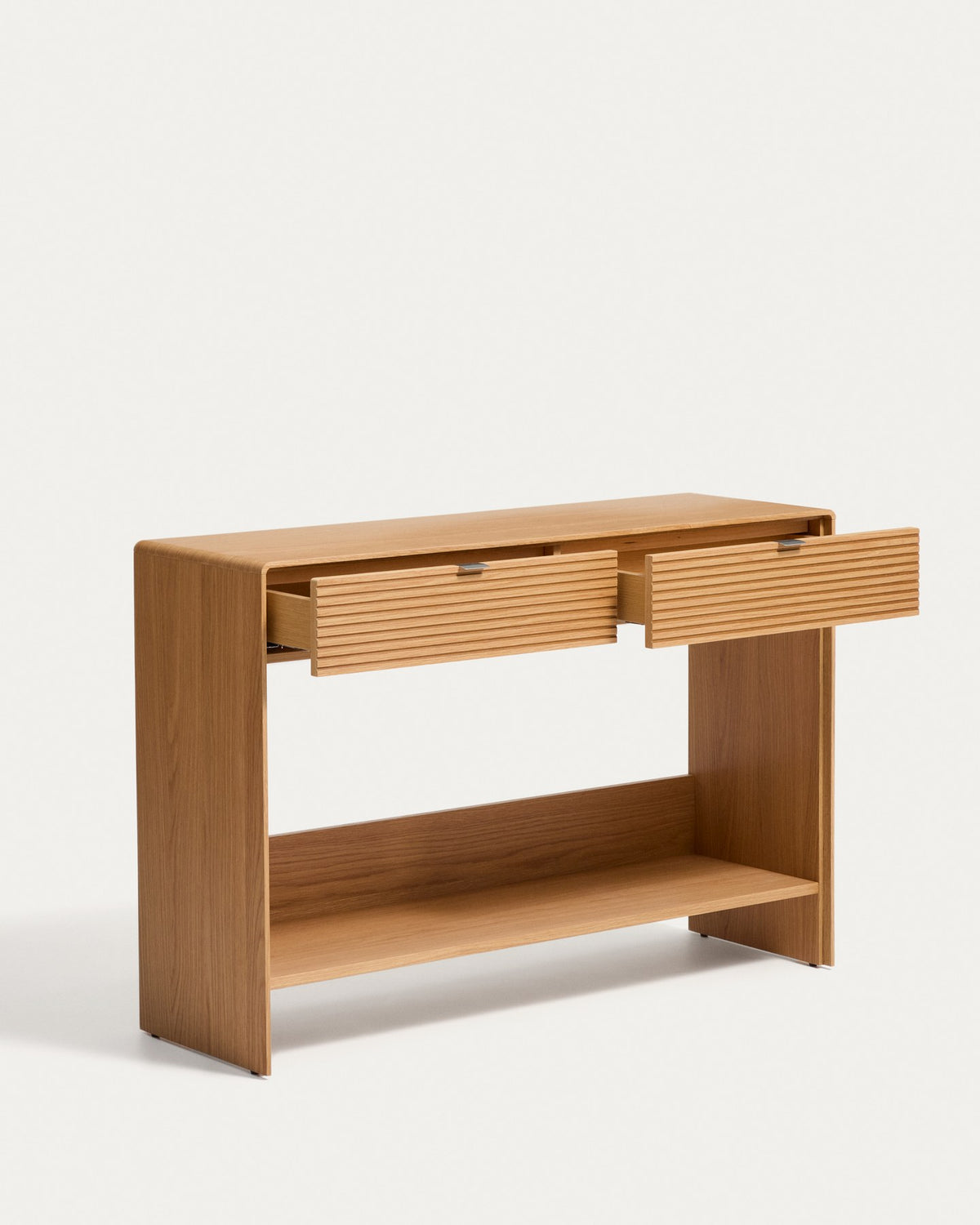 Konsolentisch Norlen von Kave Home mit zwei Schubladen und Regalboden, Korpus aus MDF mit Eichenfurnier in naturfarbenem Finish, Masse 120 x 81 cm.