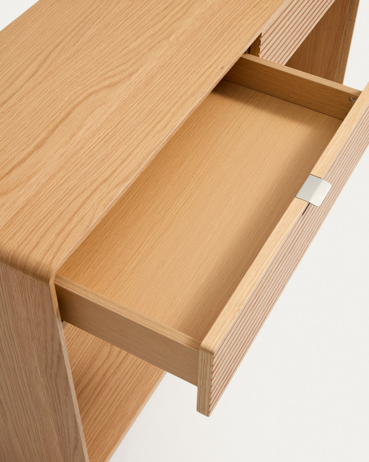 Konsolentisch Norlen von Kave Home mit zwei Schubladen und Regalboden, Korpus aus MDF mit Eichenfurnier in naturfarbenem Finish, Masse 120 x 81 cm.
